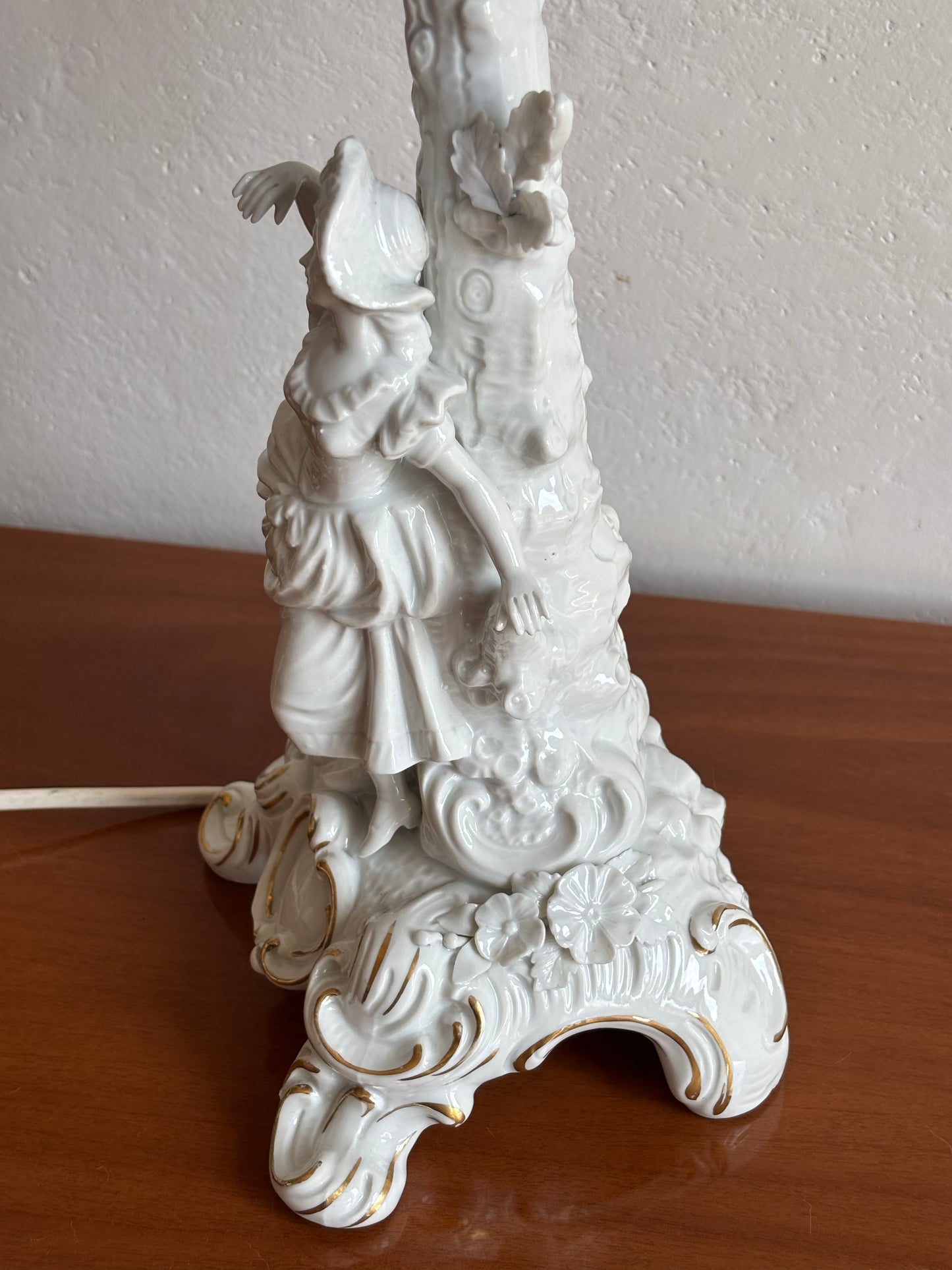 Lampada in ceramica bianca marcata con N coronata