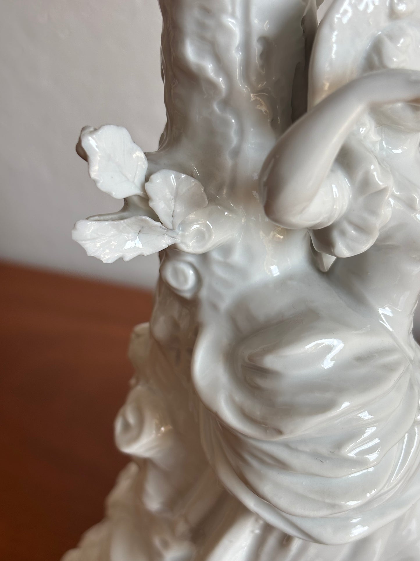 Lampada in ceramica bianca marcata con N coronata