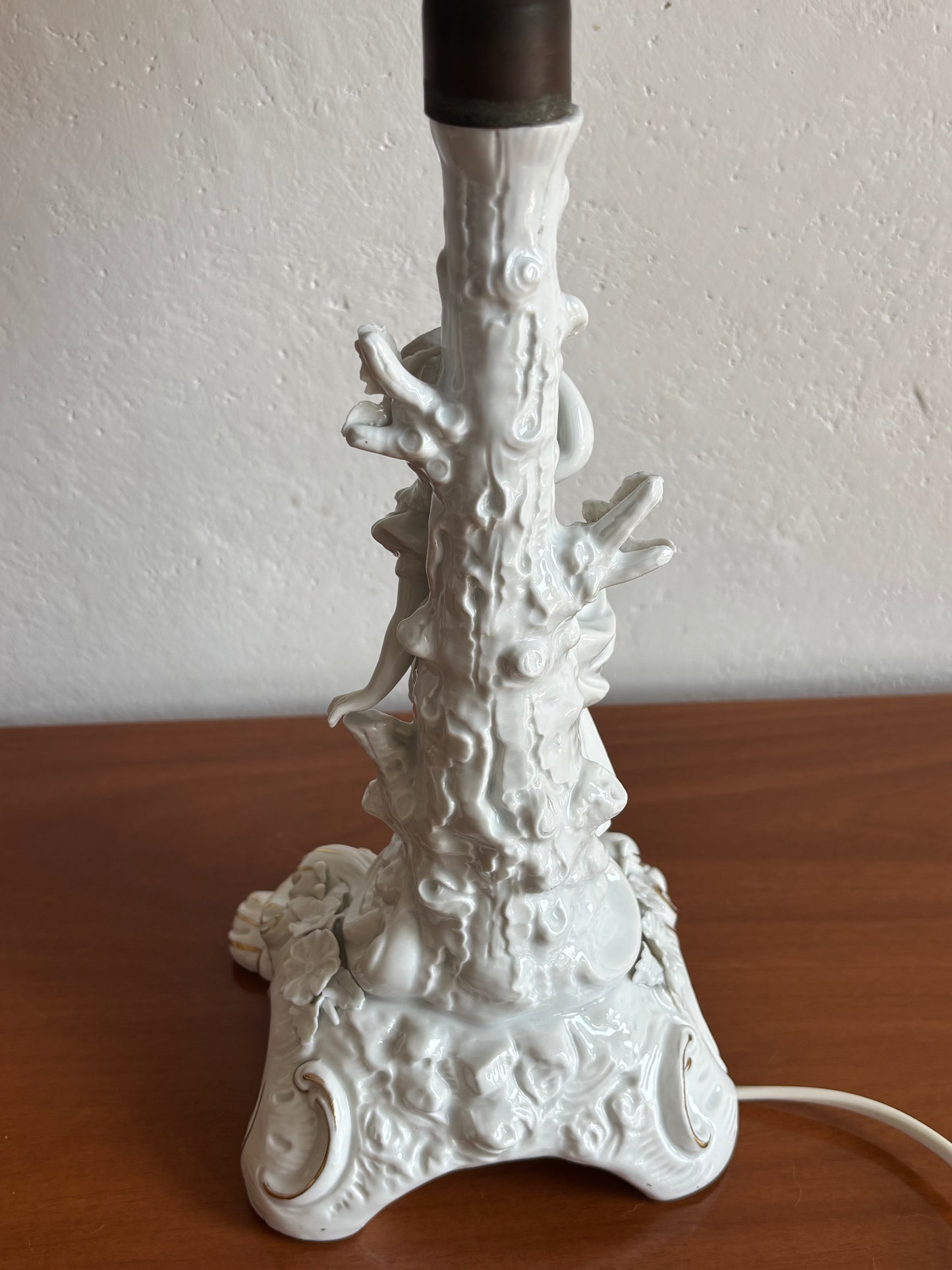 Lampada in ceramica bianca marcata con N coronata