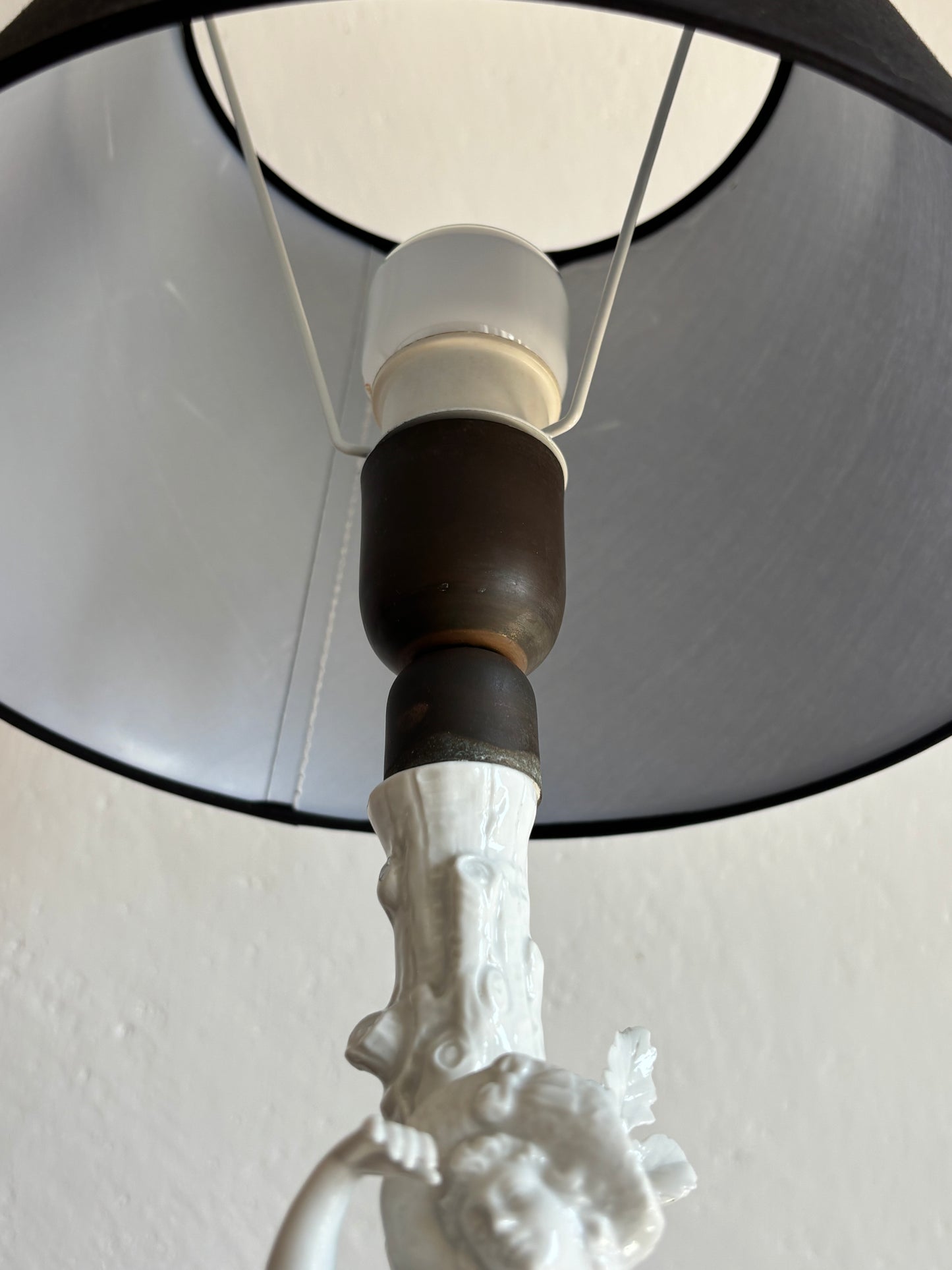 Lampada in ceramica bianca marcata con N coronata