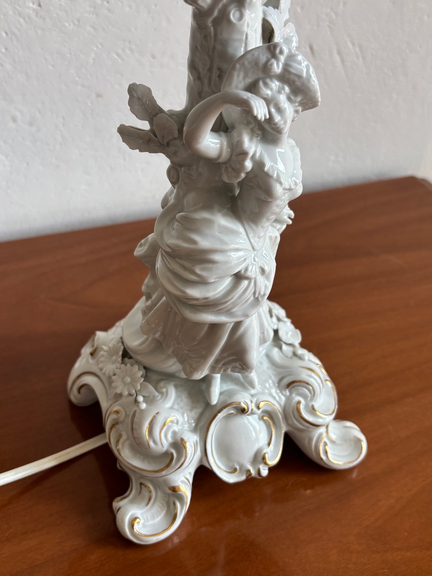 Lampada in ceramica bianca marcata con N coronata