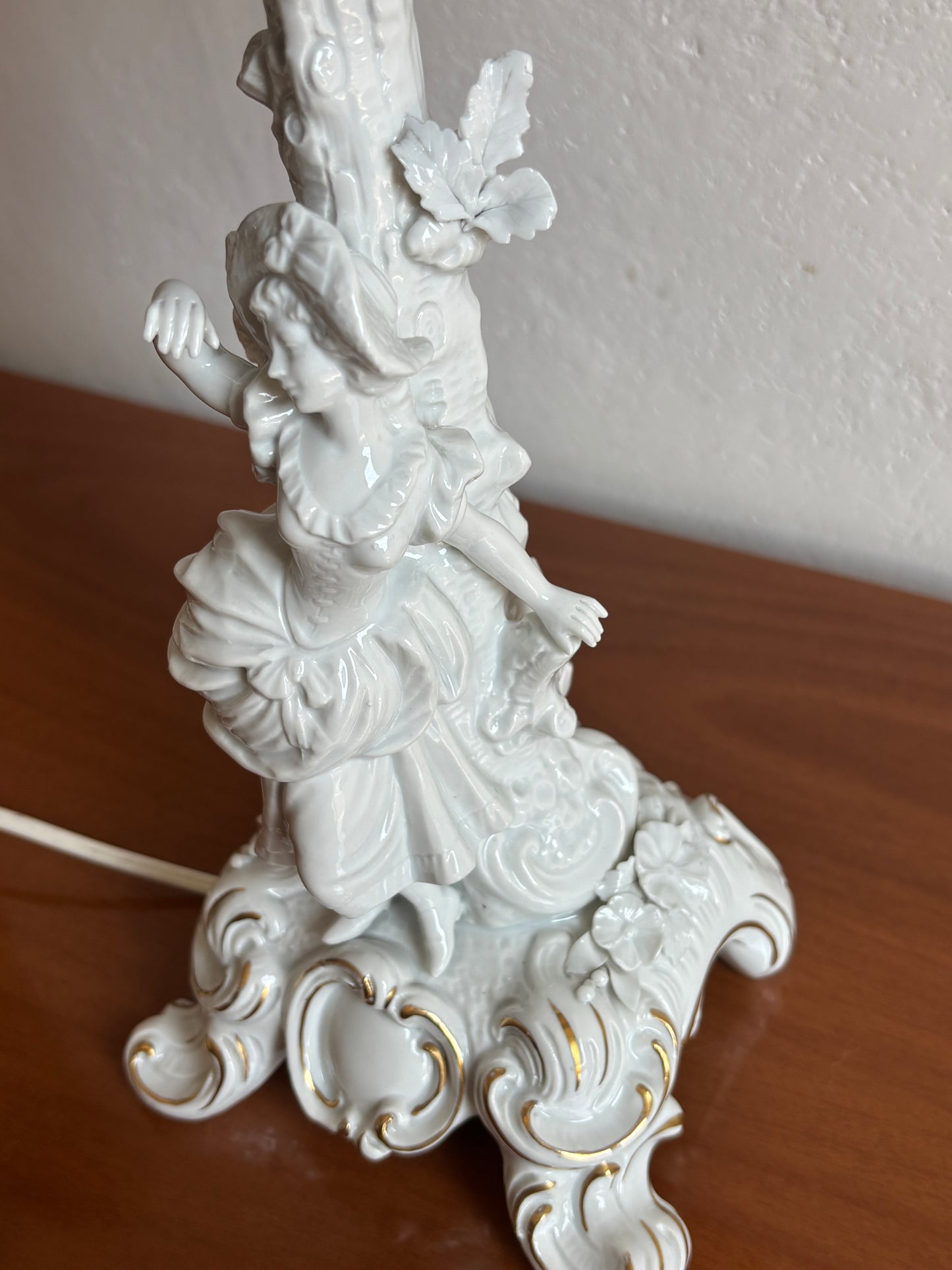 Lampada in ceramica bianca marcata con N coronata