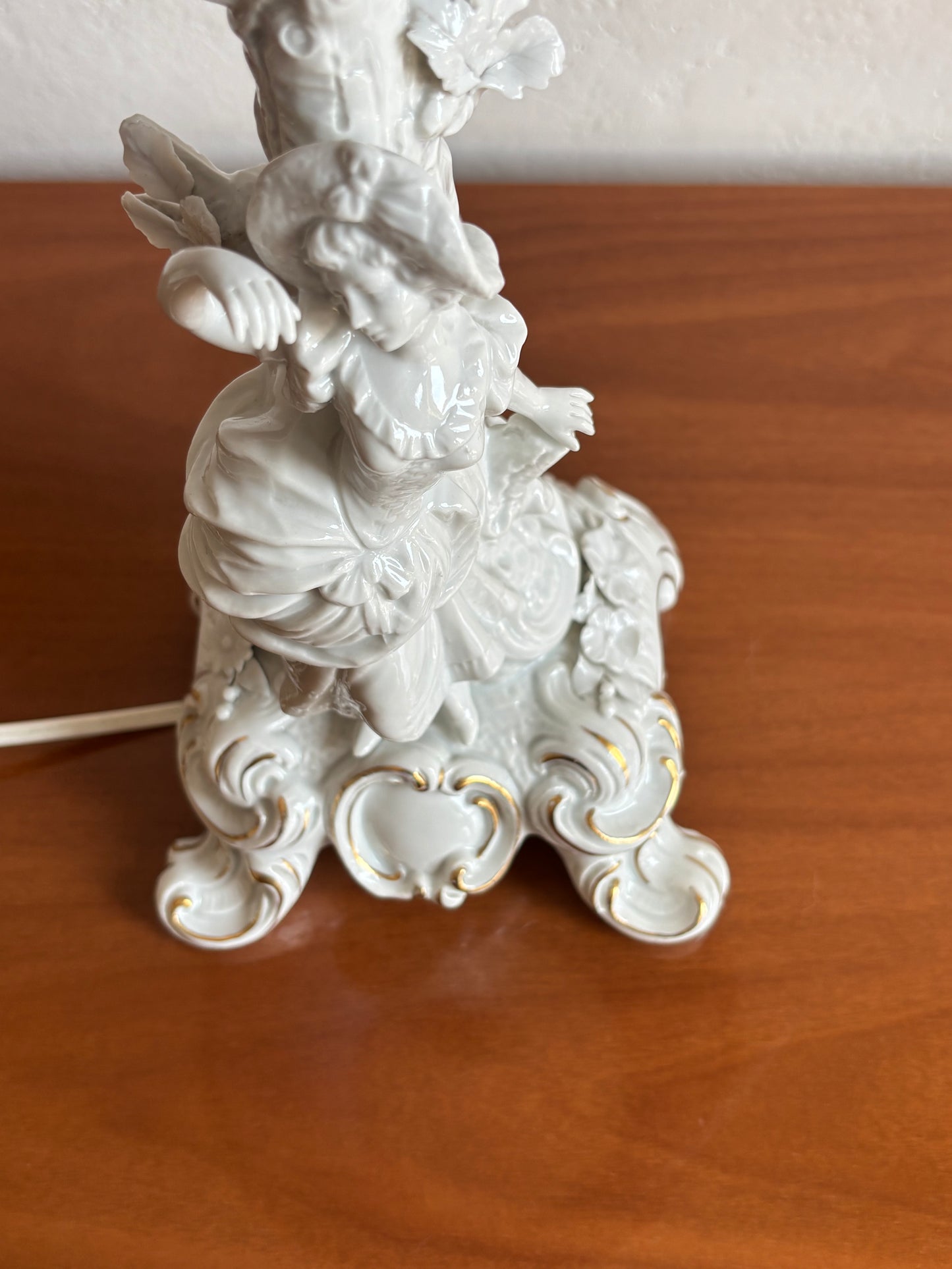 Lampada in ceramica bianca marcata con N coronata