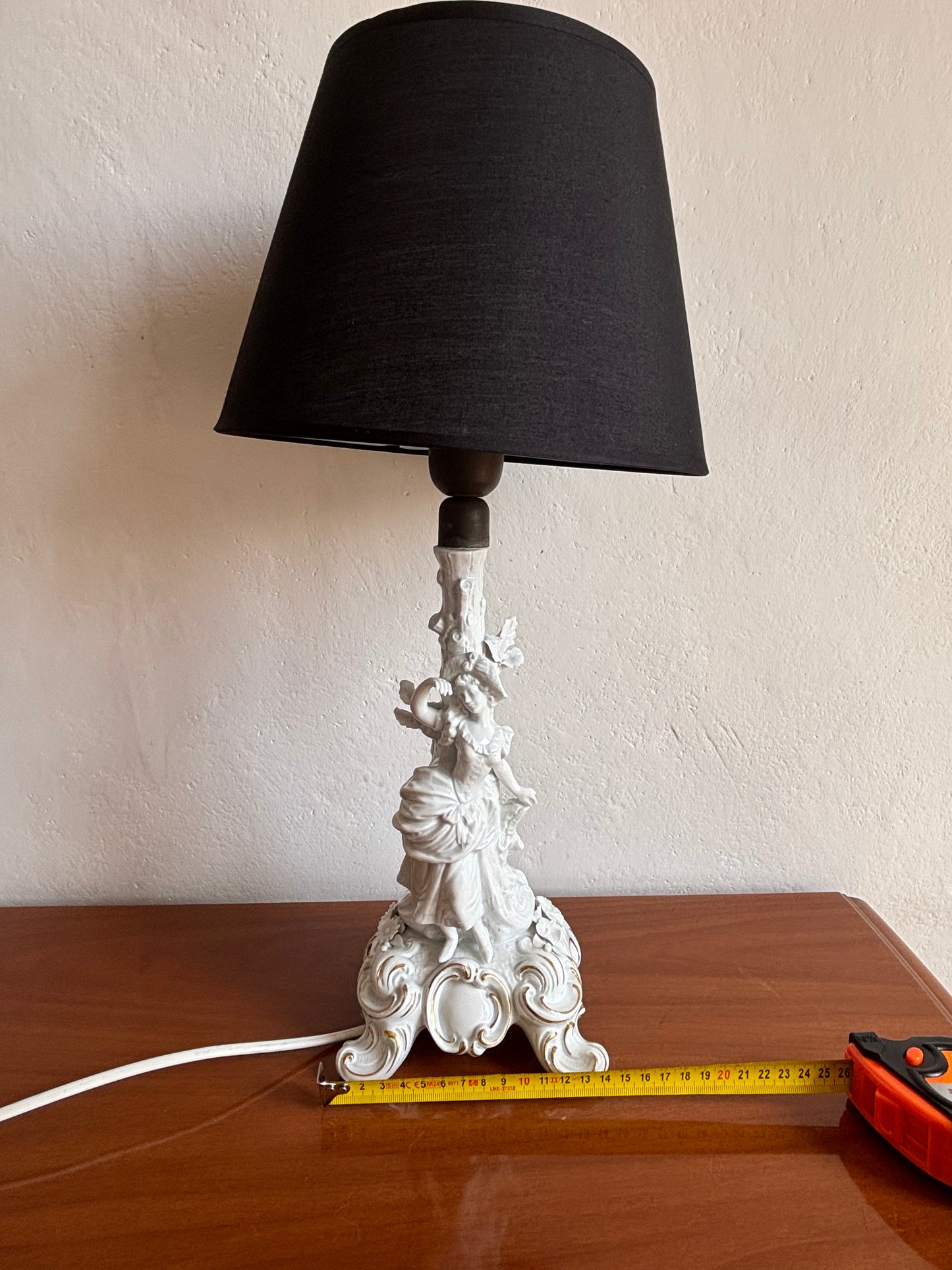 Lampada in ceramica bianca marcata con N coronata