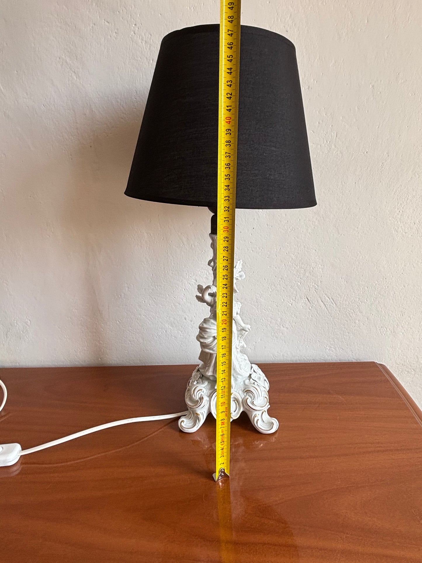 Lampada in ceramica bianca marcata con N coronata