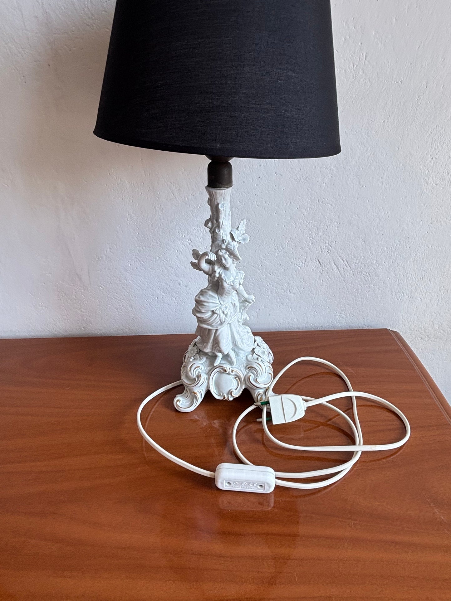 Lampada in ceramica bianca marcata con N coronata