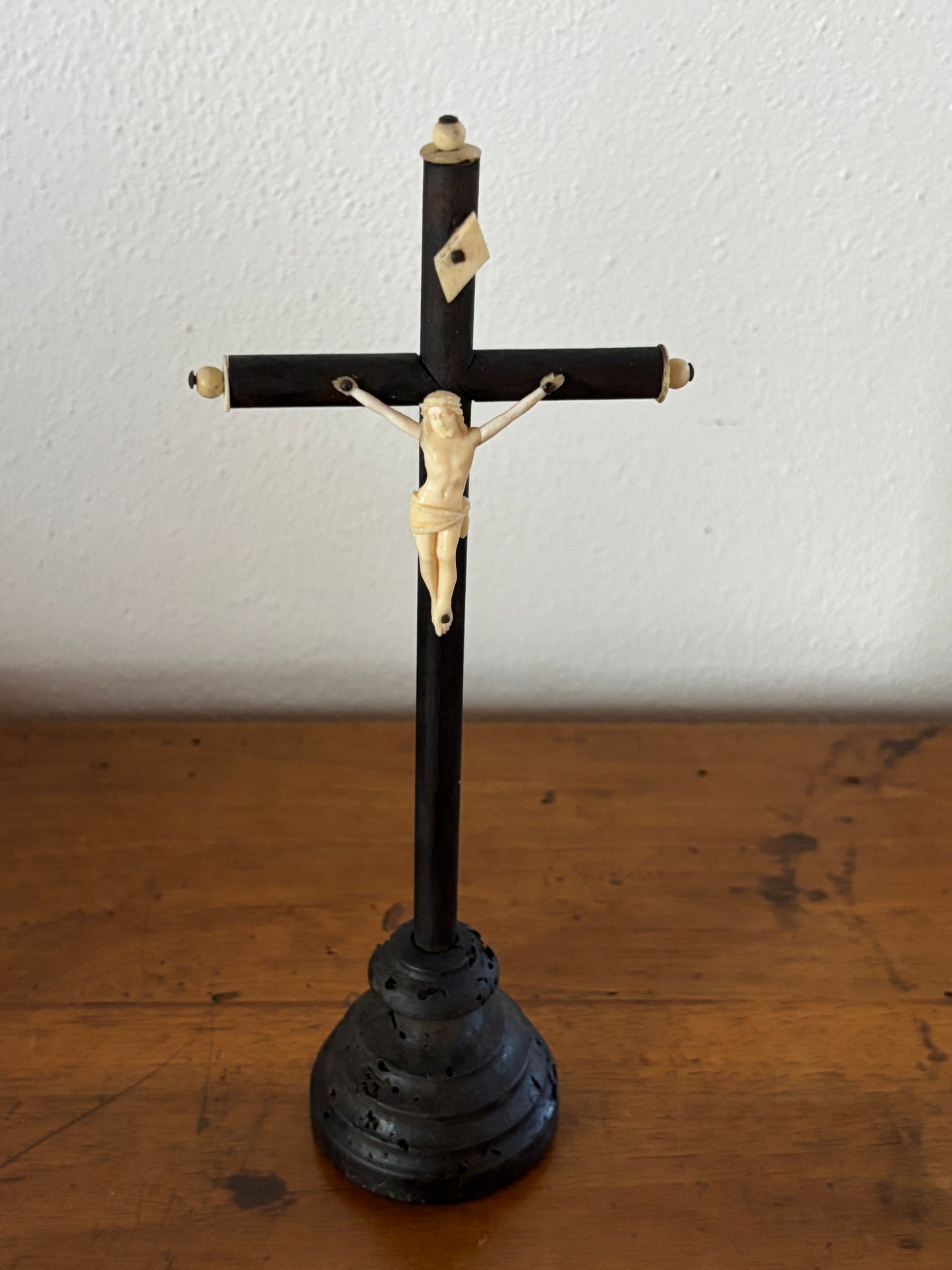 Crocefisso antico da tavolo in legno e osso – Arte sacra