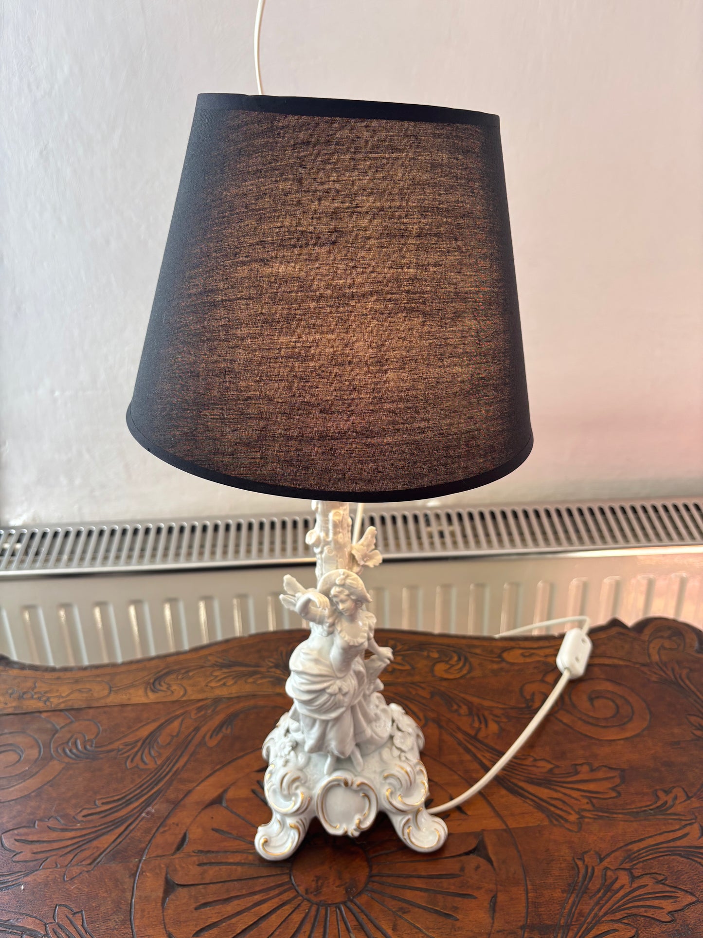 Lampada in ceramica bianca marcata con N coronata