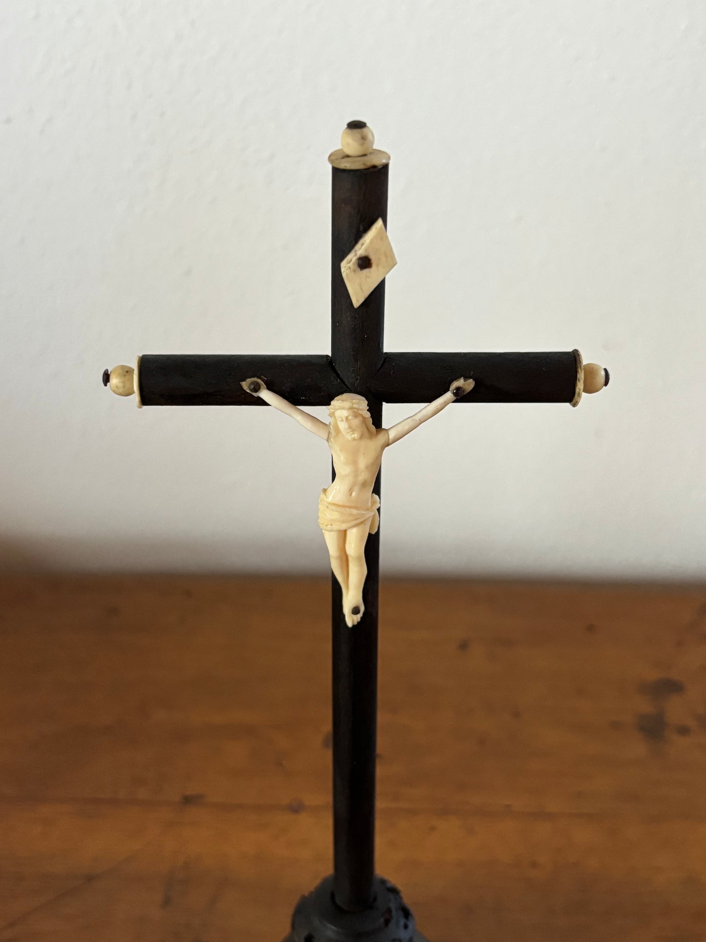 Crocefisso antico da tavolo in legno e osso – Arte sacra