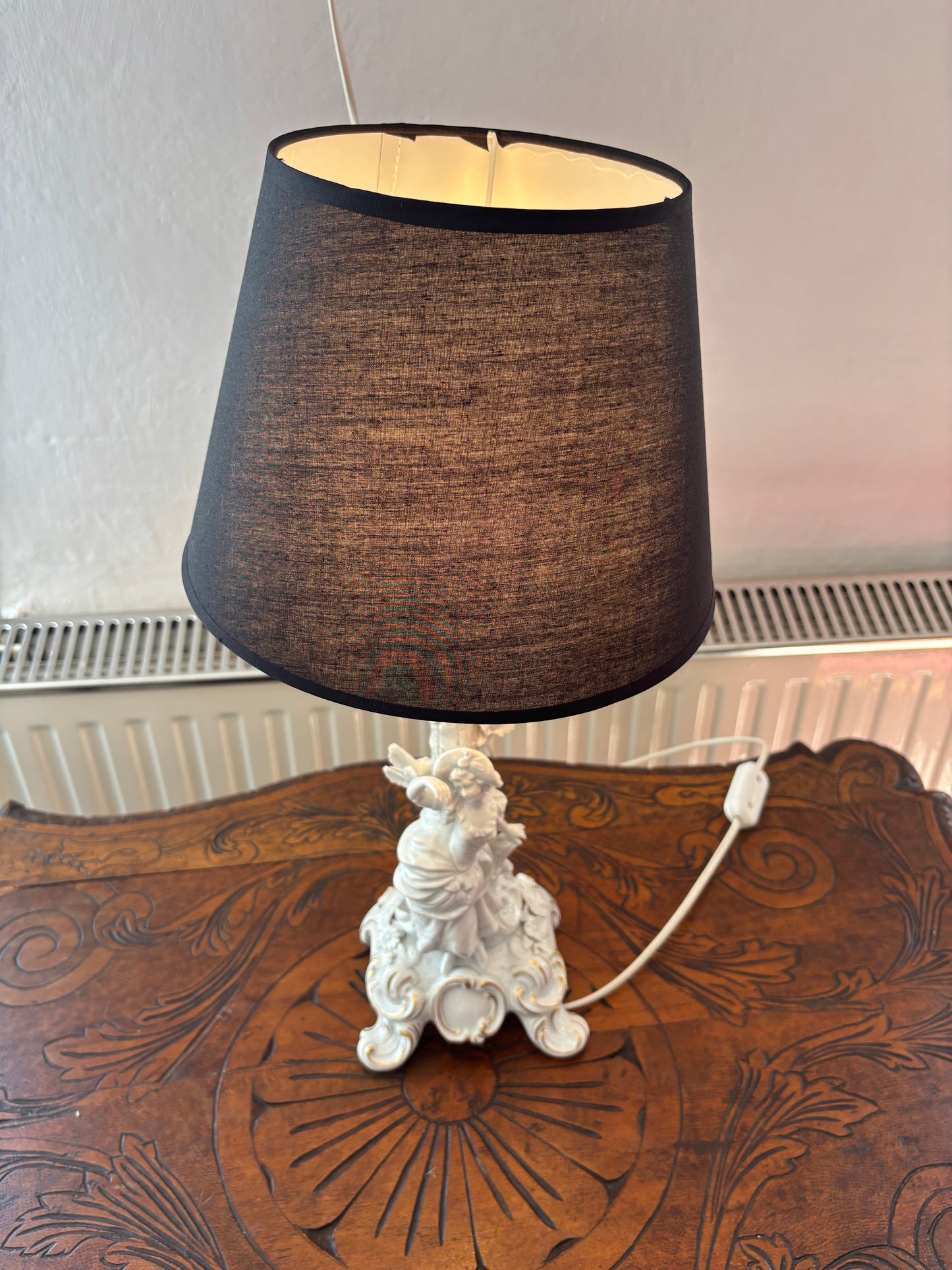 Lampada in ceramica bianca marcata con N coronata