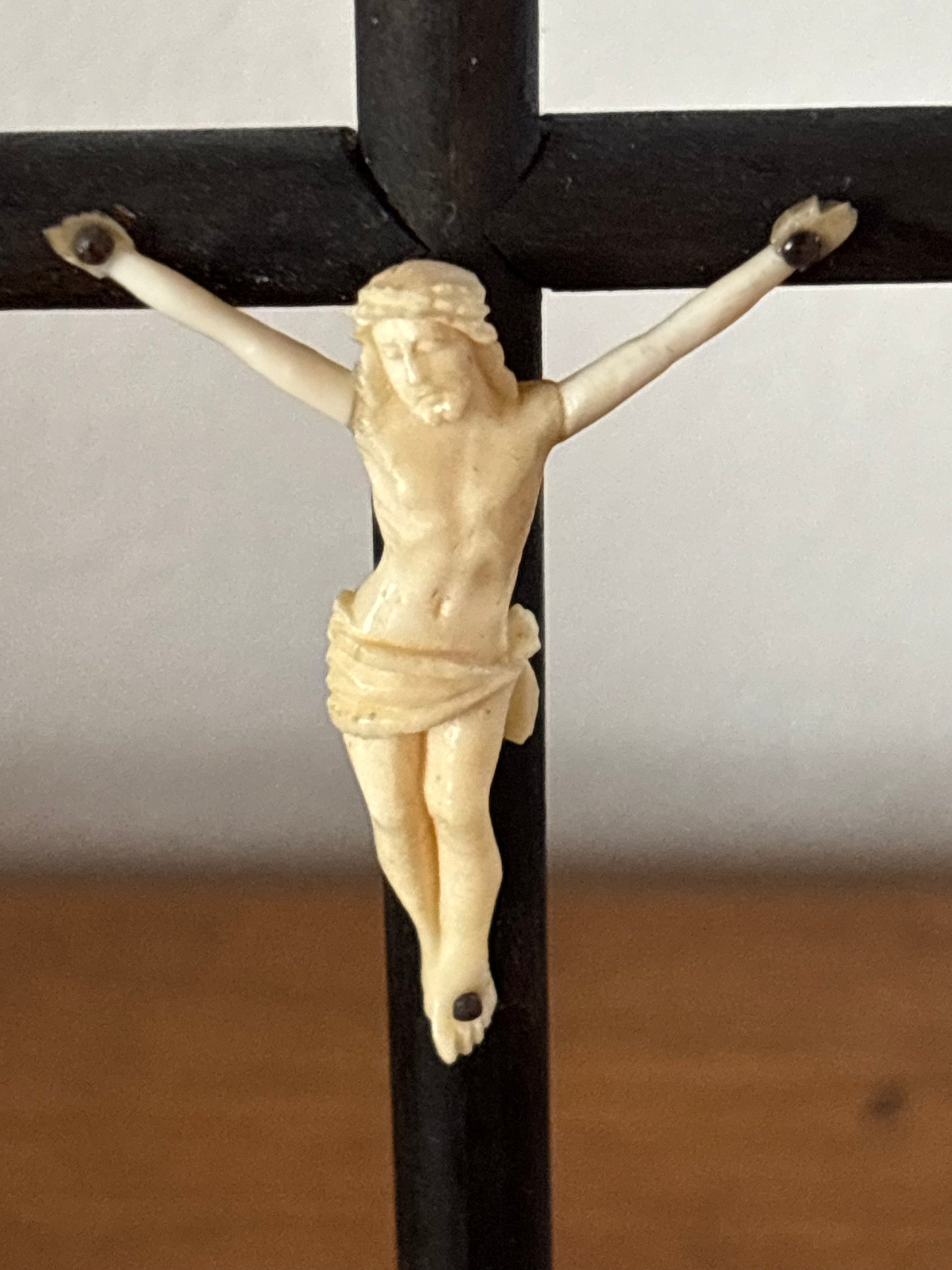 Crocefisso antico da tavolo in legno e osso – Arte sacra