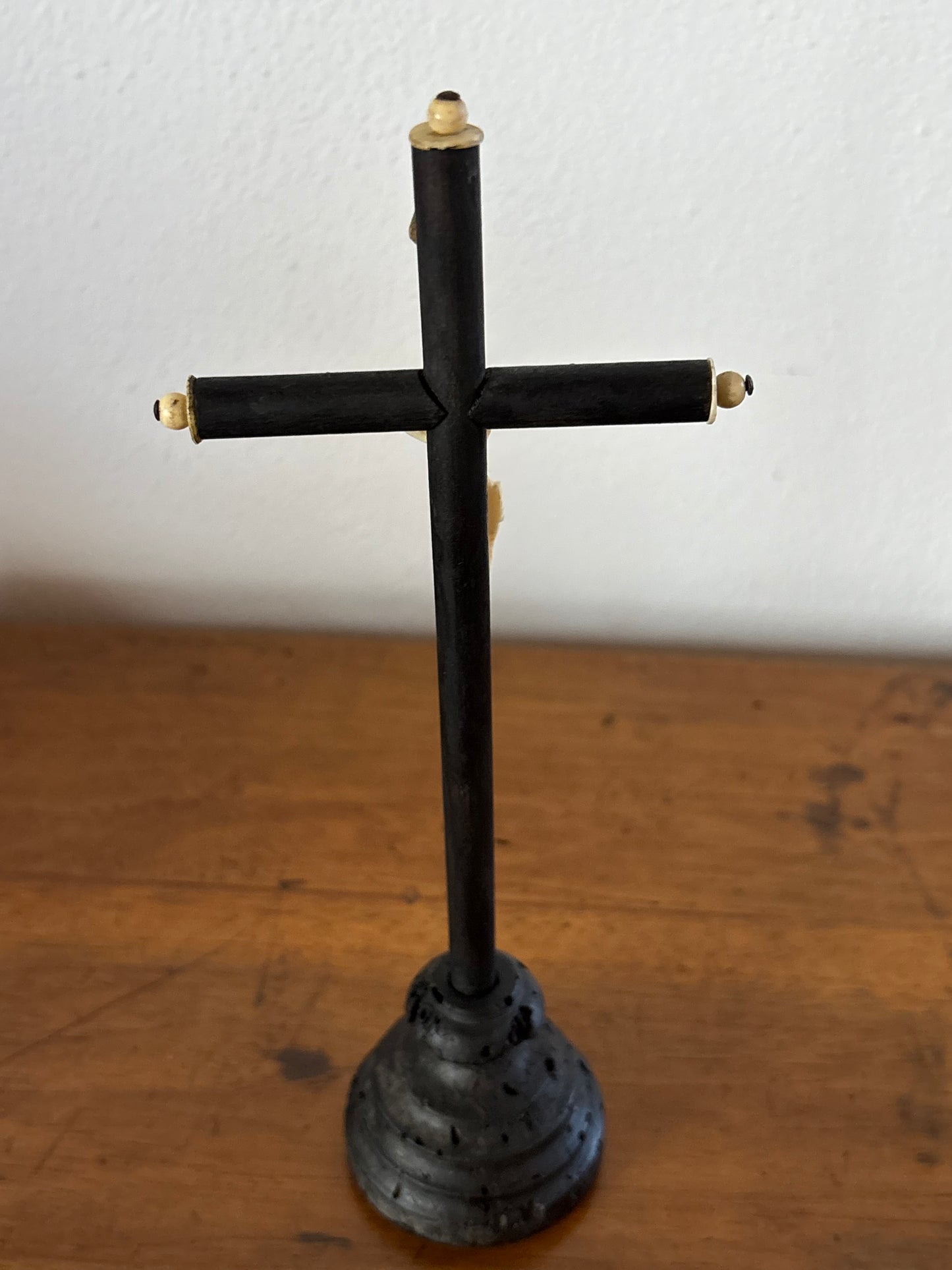 Crocefisso antico da tavolo in legno e osso – Arte sacra