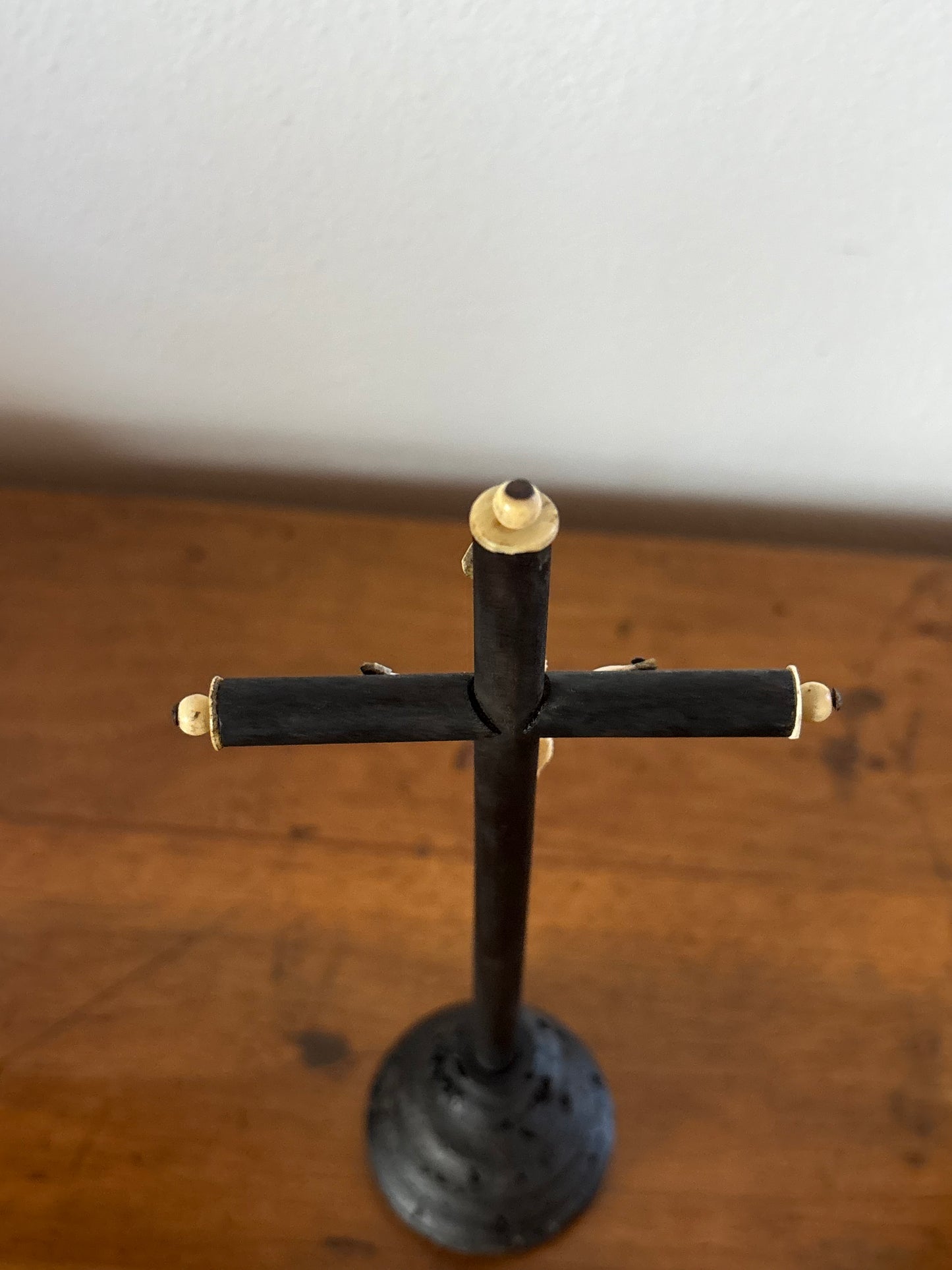 Crocefisso antico da tavolo in legno e osso – Arte sacra