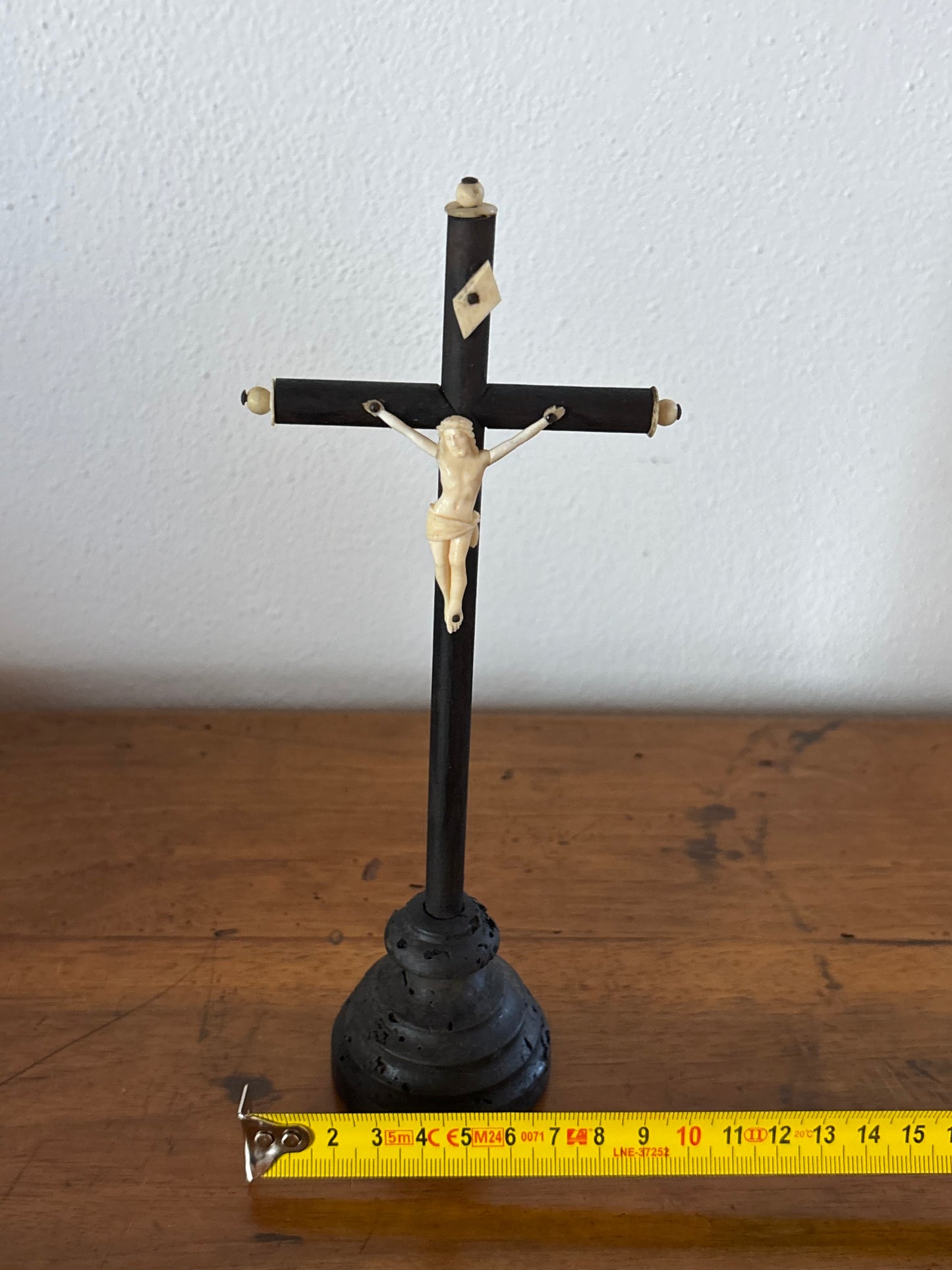 Crocefisso antico da tavolo in legno e osso – Arte sacra