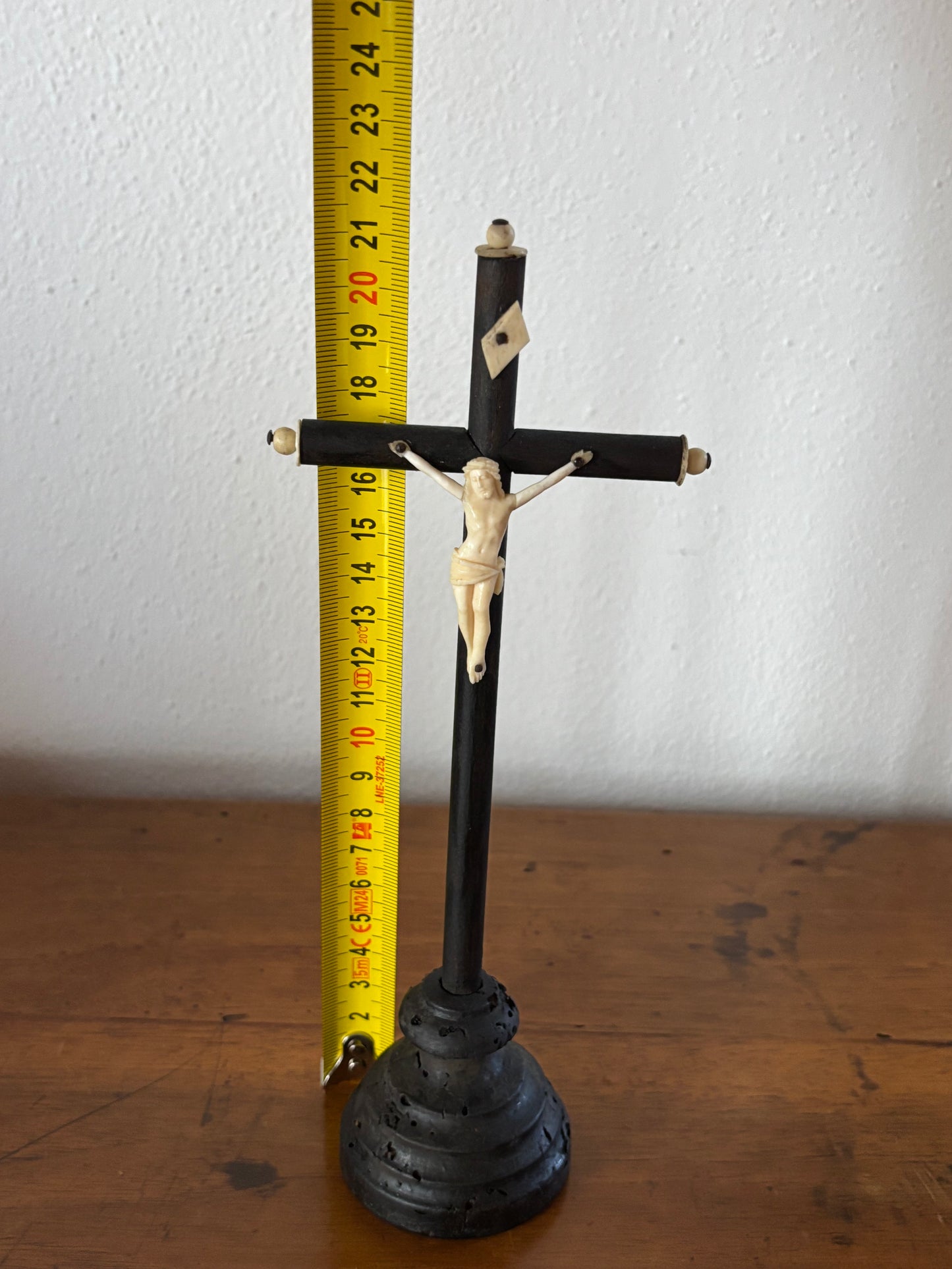 Crocefisso antico da tavolo in legno e osso – Arte sacra