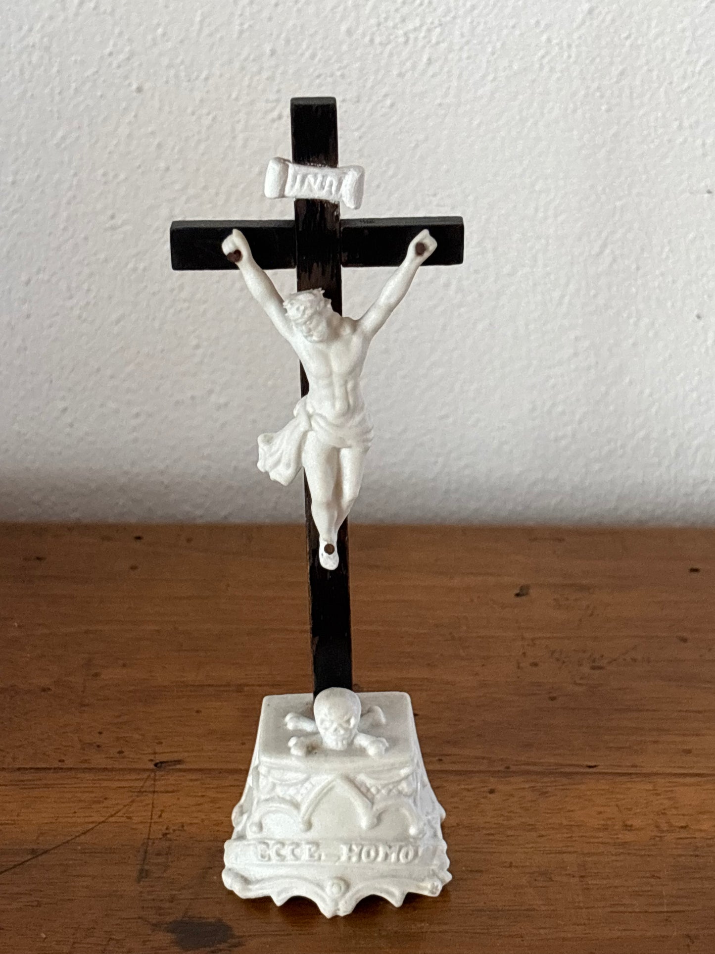 Crocifisso in Ceramica Biscuit – Scultura Religiosa Vintage da Collezione