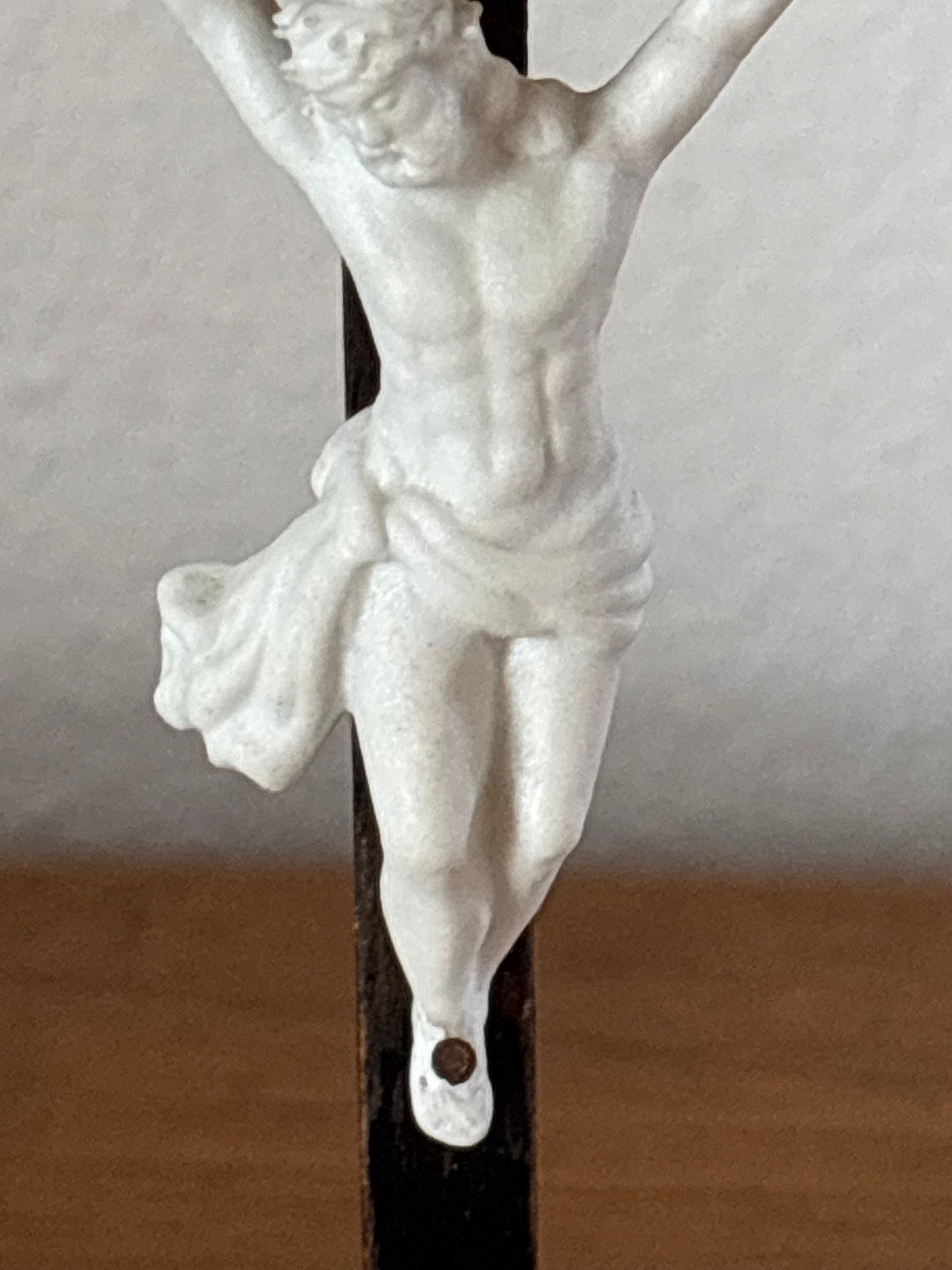 Crocifisso in Ceramica Biscuit – Scultura Religiosa Vintage da Collezione