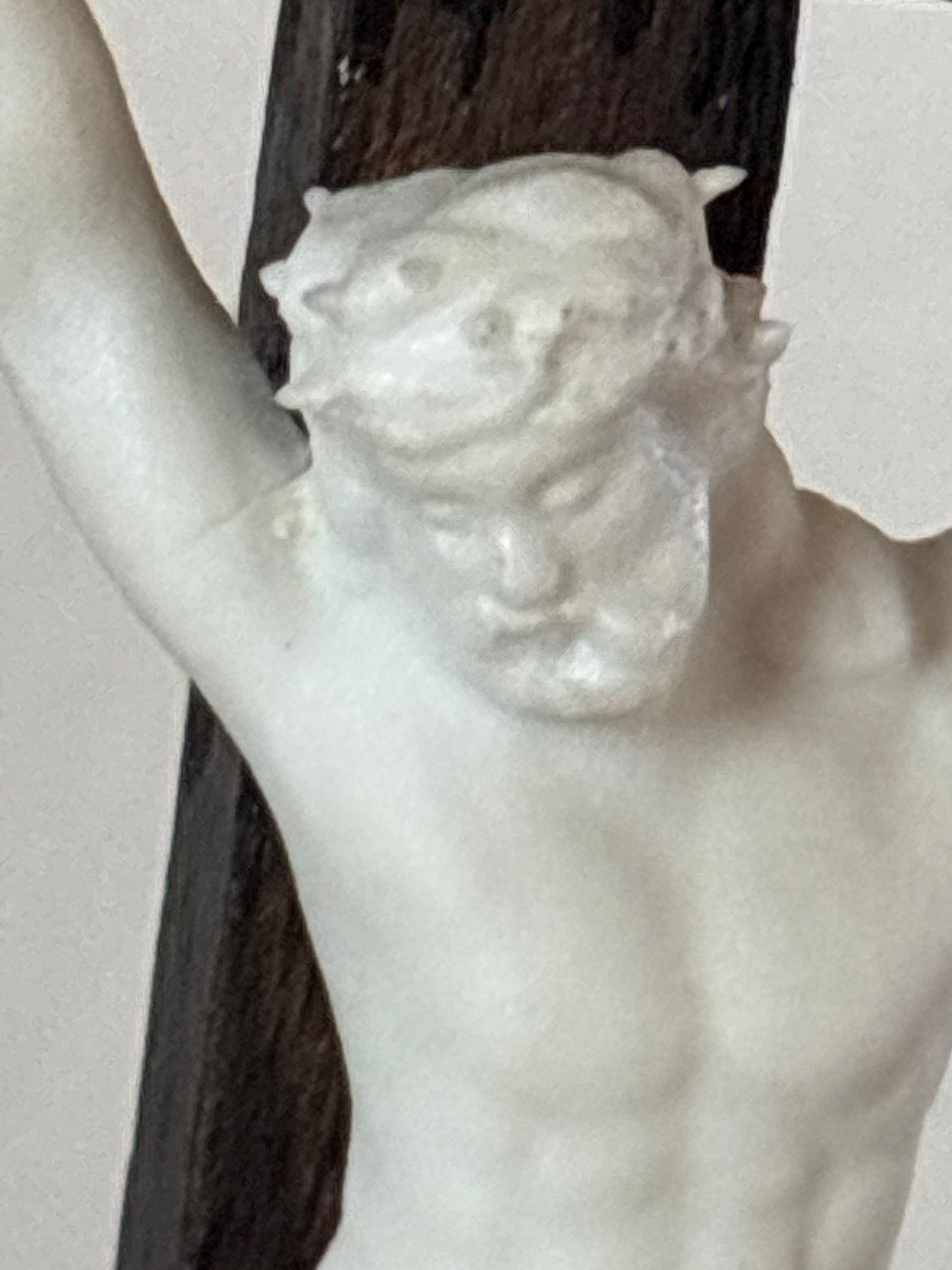 Crocifisso in Ceramica Biscuit – Scultura Religiosa Vintage da Collezione