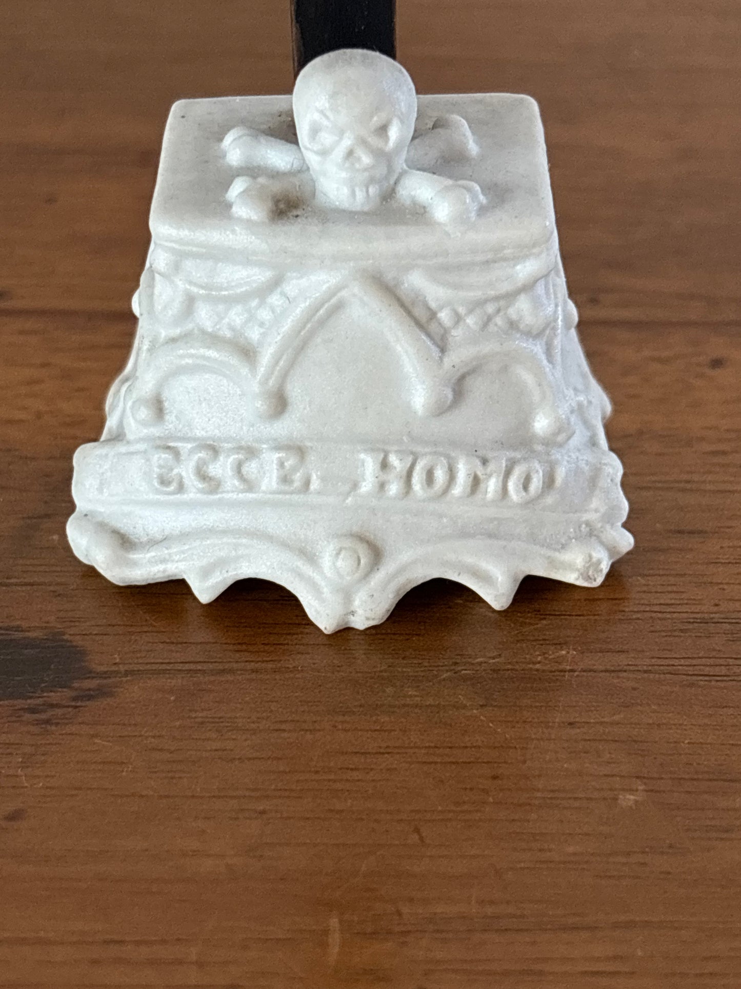 Crocifisso in Ceramica Biscuit – Scultura Religiosa Vintage da Collezione