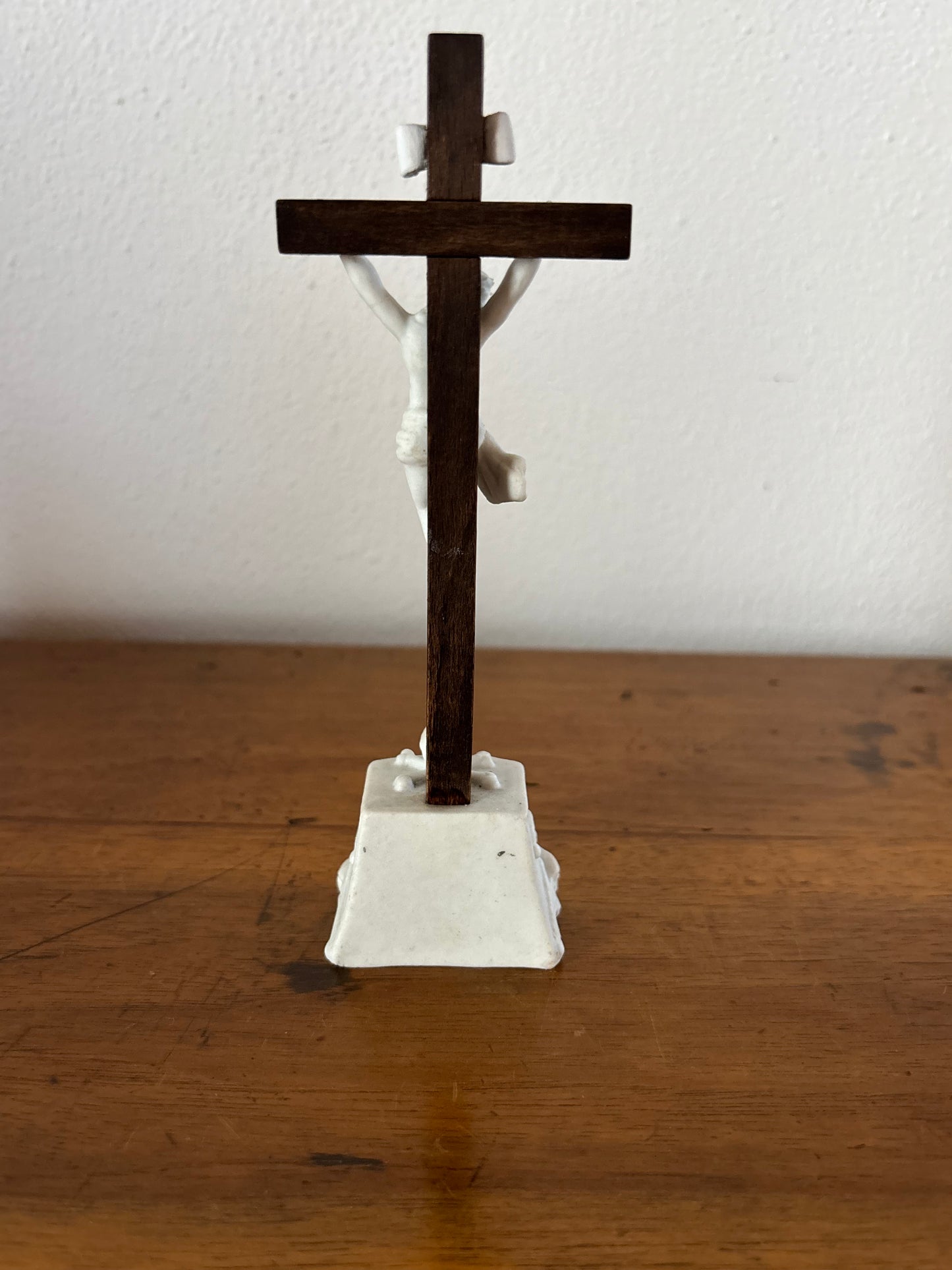 Crocifisso in Ceramica Biscuit – Scultura Religiosa Vintage da Collezione