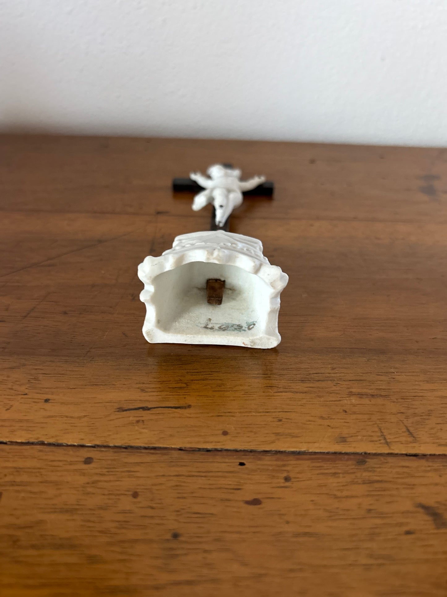 Crocifisso in Ceramica Biscuit – Scultura Religiosa Vintage da Collezione