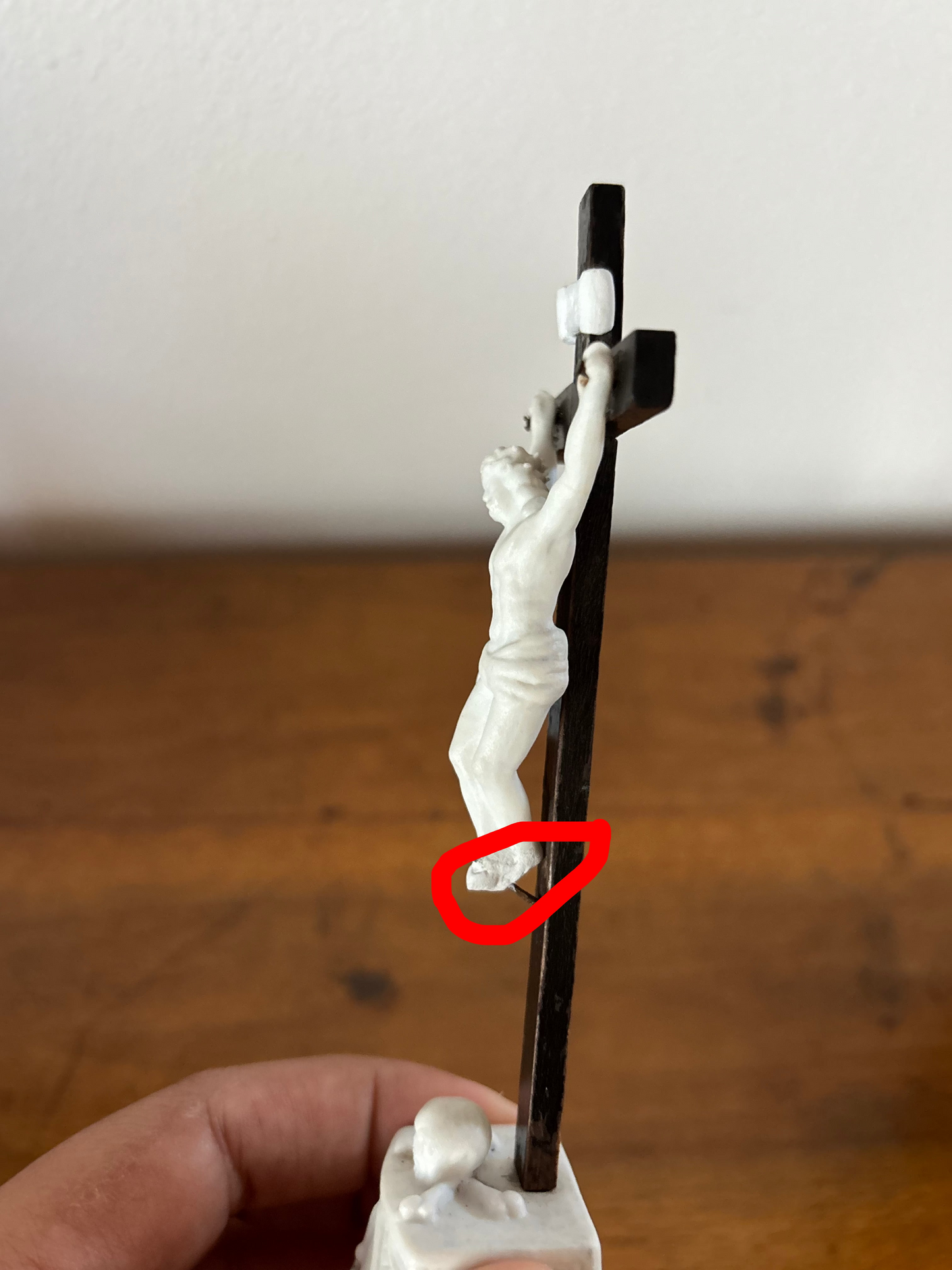 Crocifisso in Ceramica Biscuit – Scultura Religiosa Vintage da Collezione