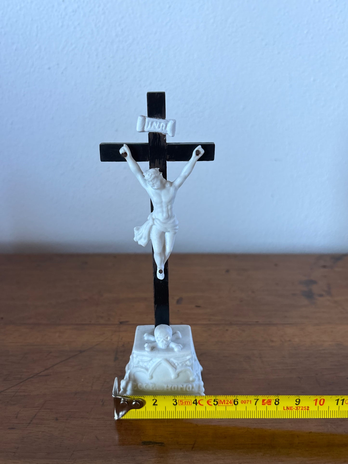 Crocifisso in Ceramica Biscuit – Scultura Religiosa Vintage da Collezione