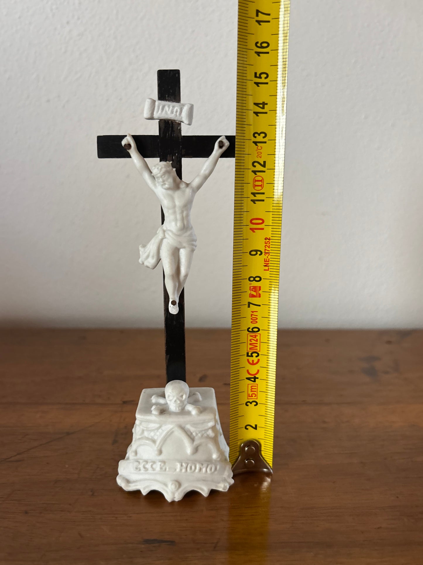 Crocifisso in Ceramica Biscuit – Scultura Religiosa Vintage da Collezione
