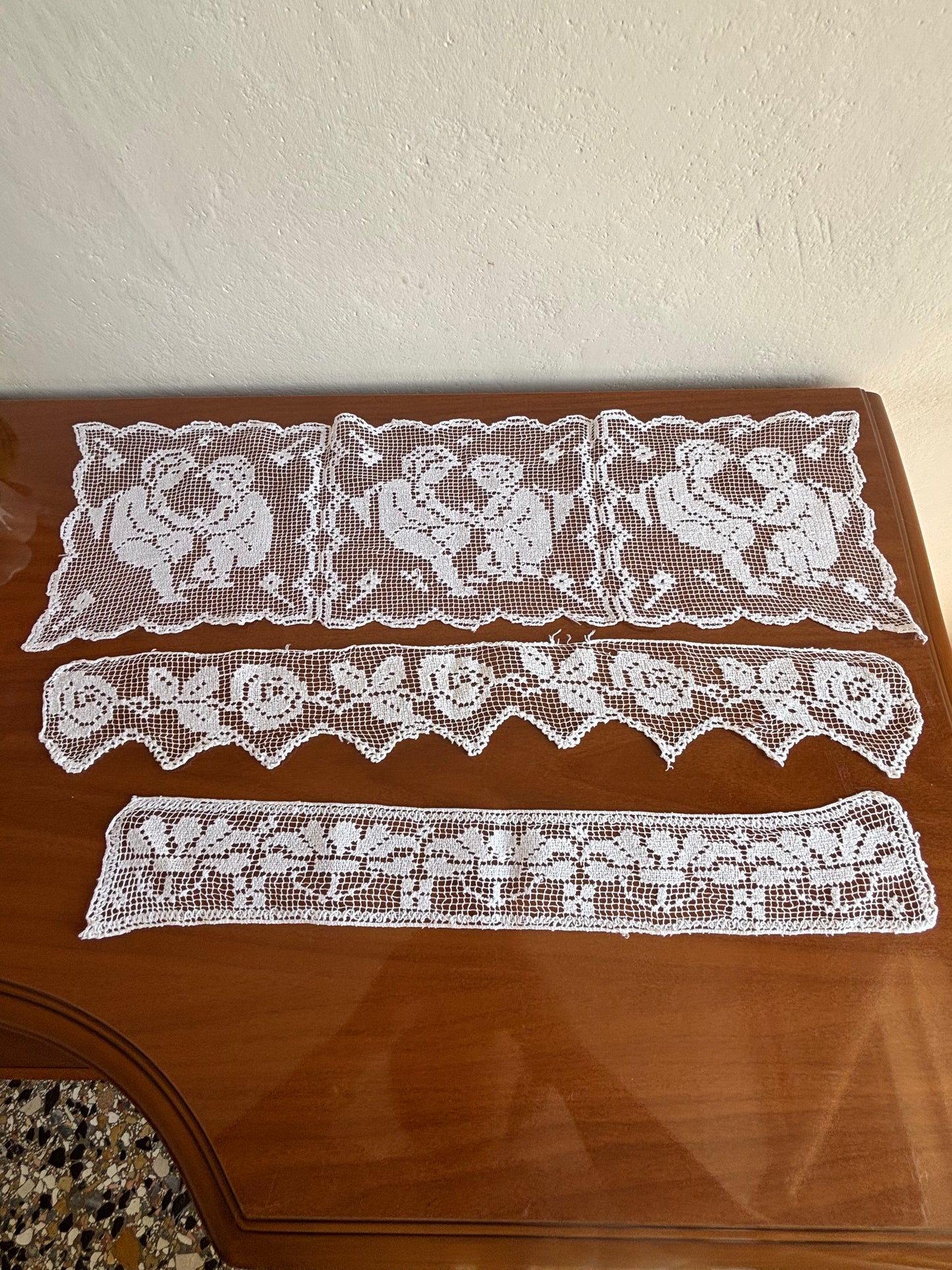 Set di inserzioni in filè lavorate interamente a mano – decorazioni floreali e angeli