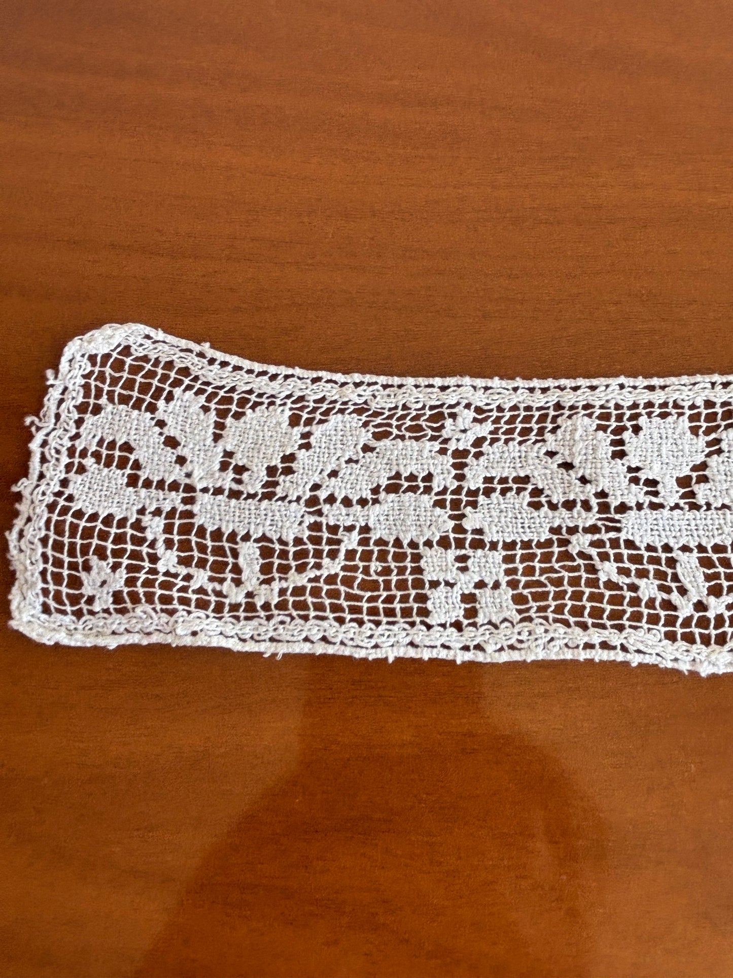 Set di inserzioni in filè lavorate interamente a mano – decorazioni floreali e angeli