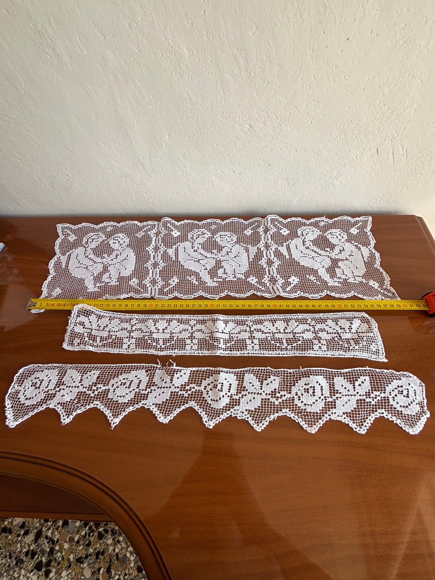 Set di inserzioni in filè lavorate interamente a mano – decorazioni floreali e angeli