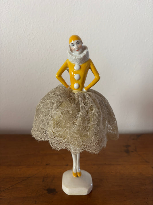 Pierrot in Ceramica Giallo con Gonna in Merletto – Prima Metà del '900 – Restaurato