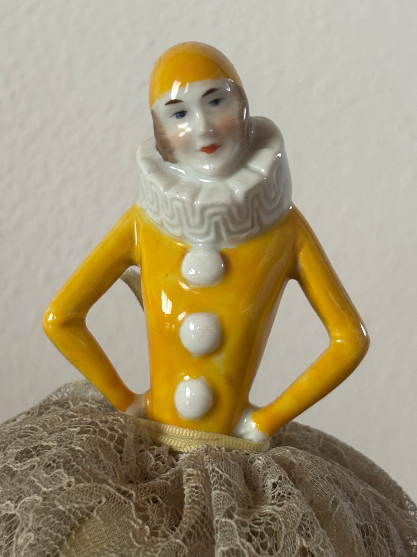 Pierrot in Ceramica Giallo con Gonna in Merletto – Prima Metà del '900 – Restaurato