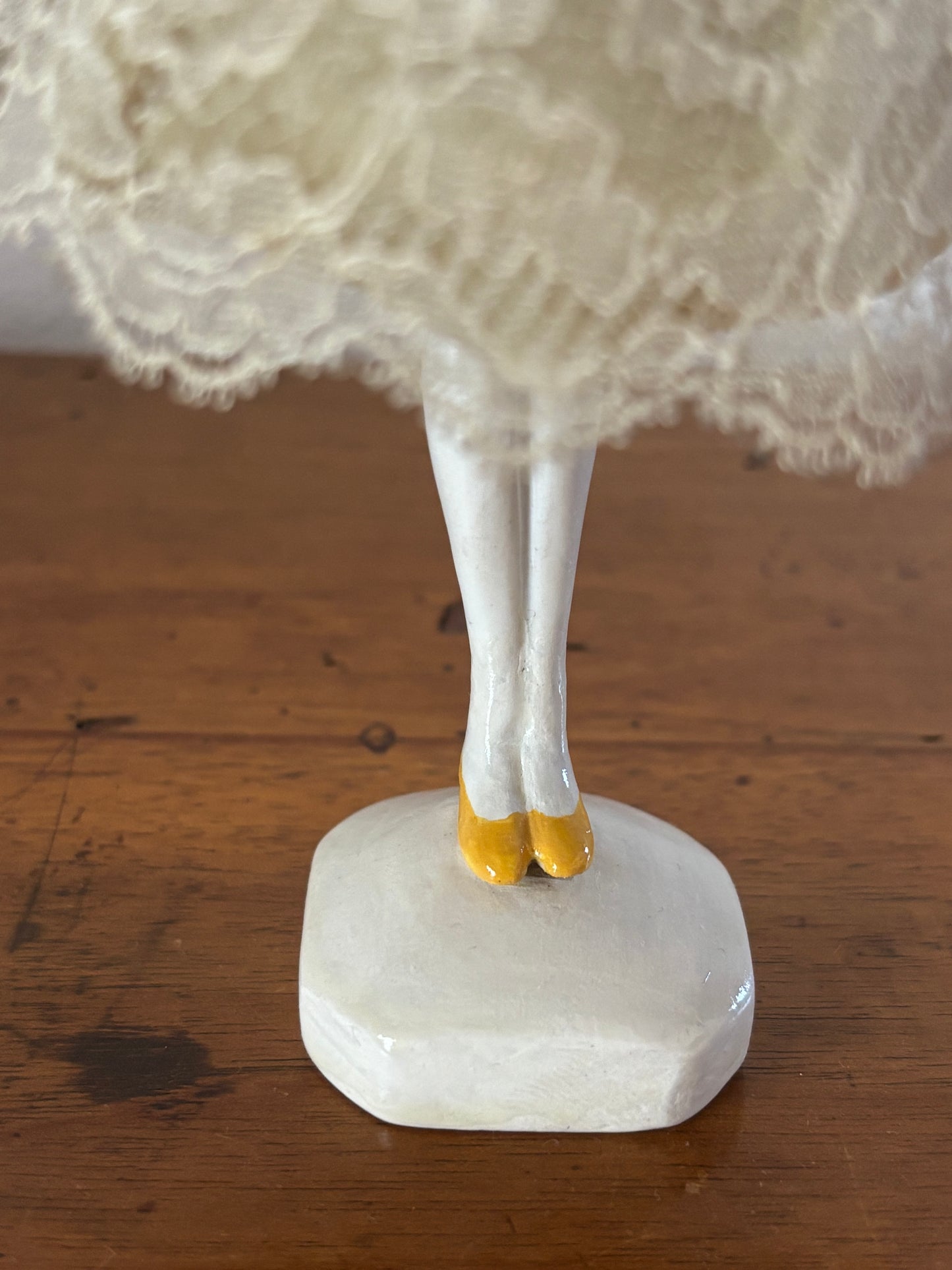 Pierrot in Ceramica Giallo con Gonna in Merletto – Prima Metà del '900 – Restaurato