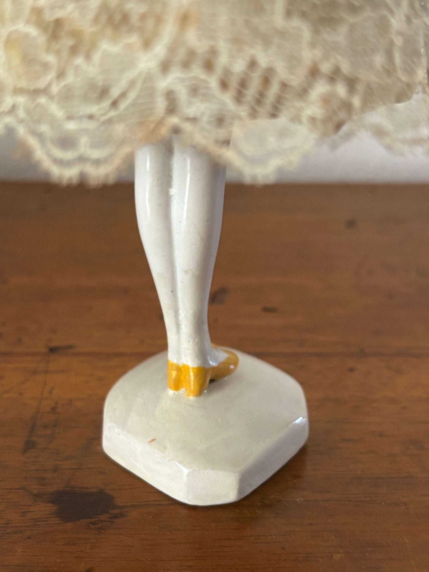 Pierrot in Ceramica Giallo con Gonna in Merletto – Prima Metà del '900 – Restaurato