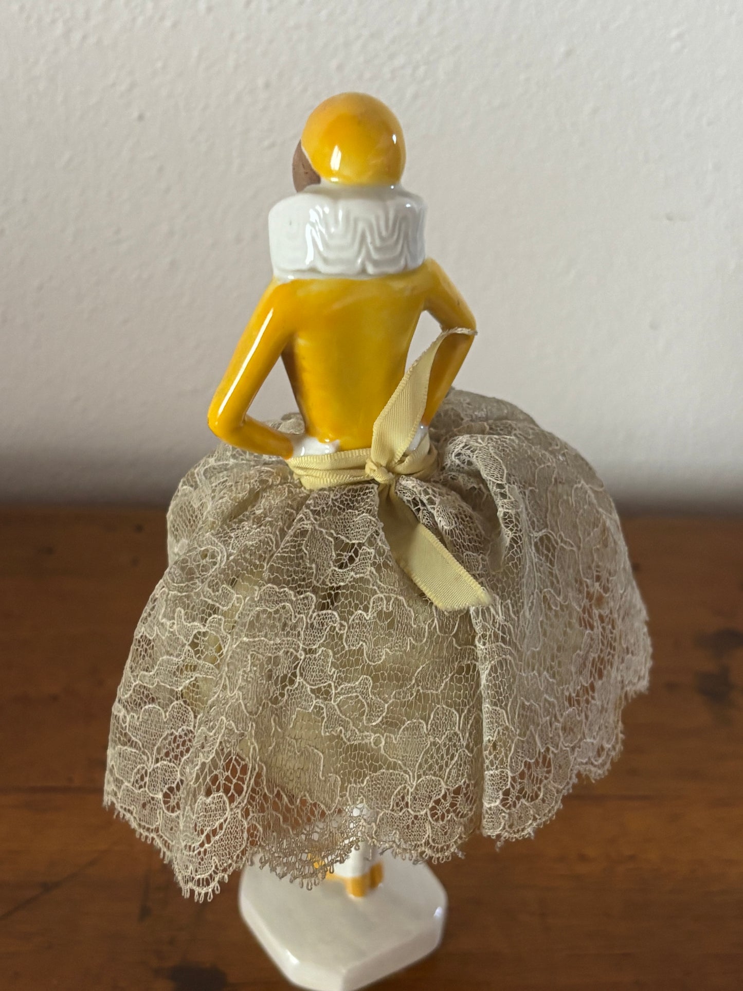 Pierrot in Ceramica Giallo con Gonna in Merletto – Prima Metà del '900 – Restaurato