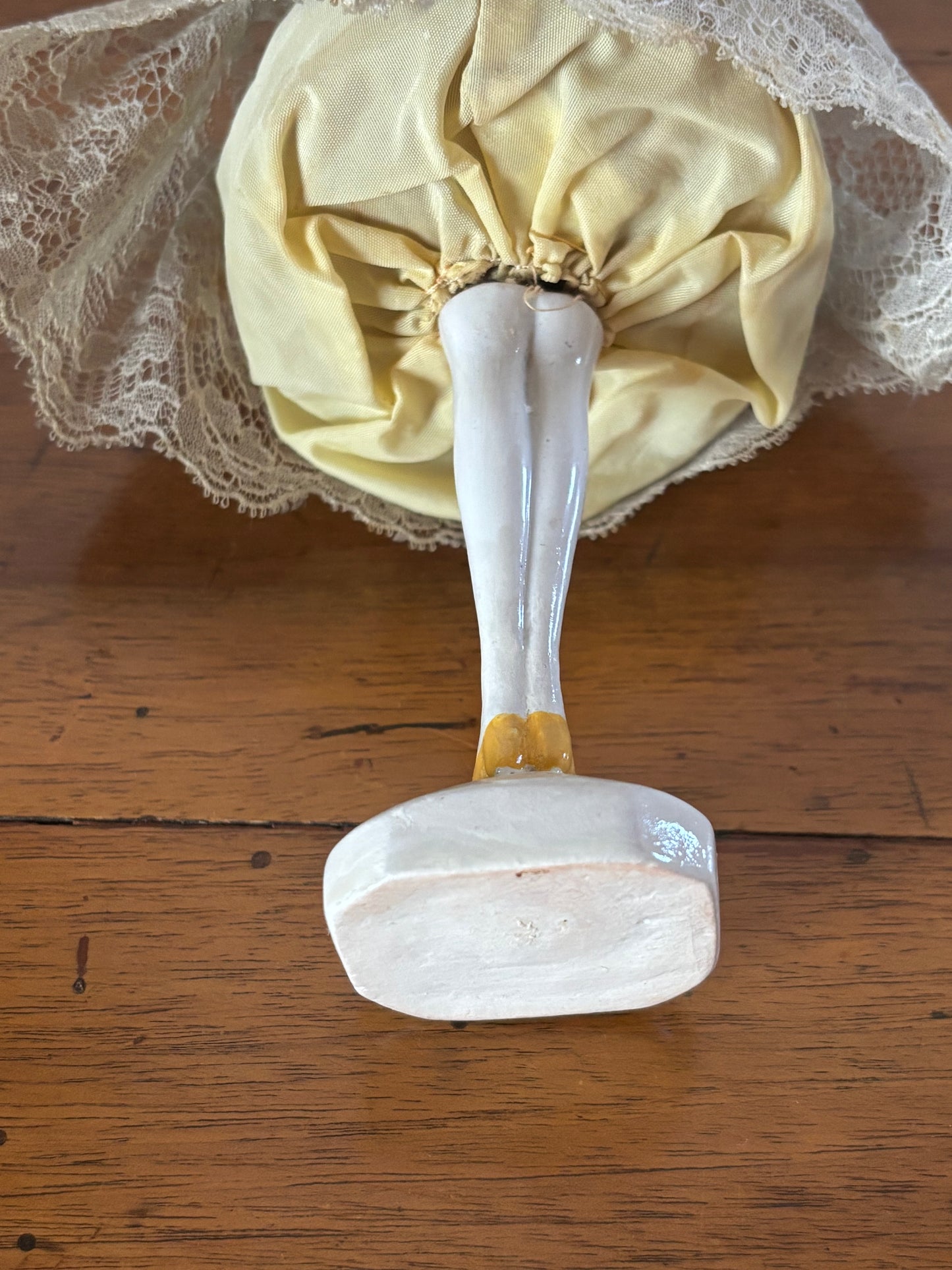 Pierrot in Ceramica Giallo con Gonna in Merletto – Prima Metà del '900 – Restaurato