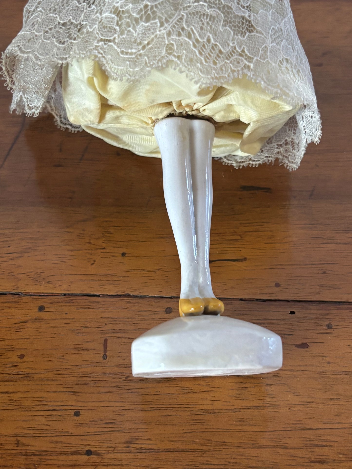 Pierrot in Ceramica Giallo con Gonna in Merletto – Prima Metà del '900 – Restaurato