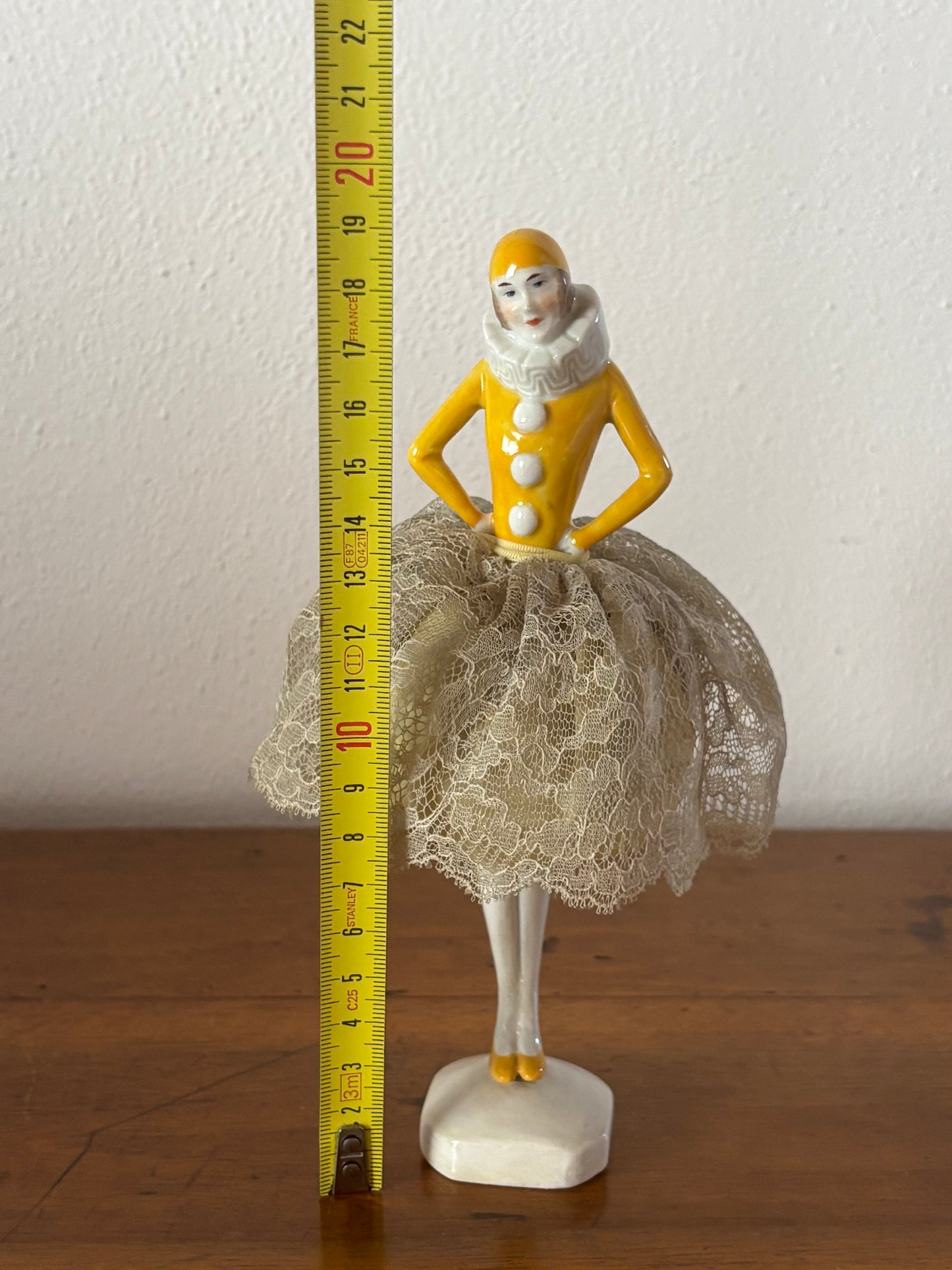 Pierrot in Ceramica Giallo con Gonna in Merletto – Prima Metà del '900 – Restaurato