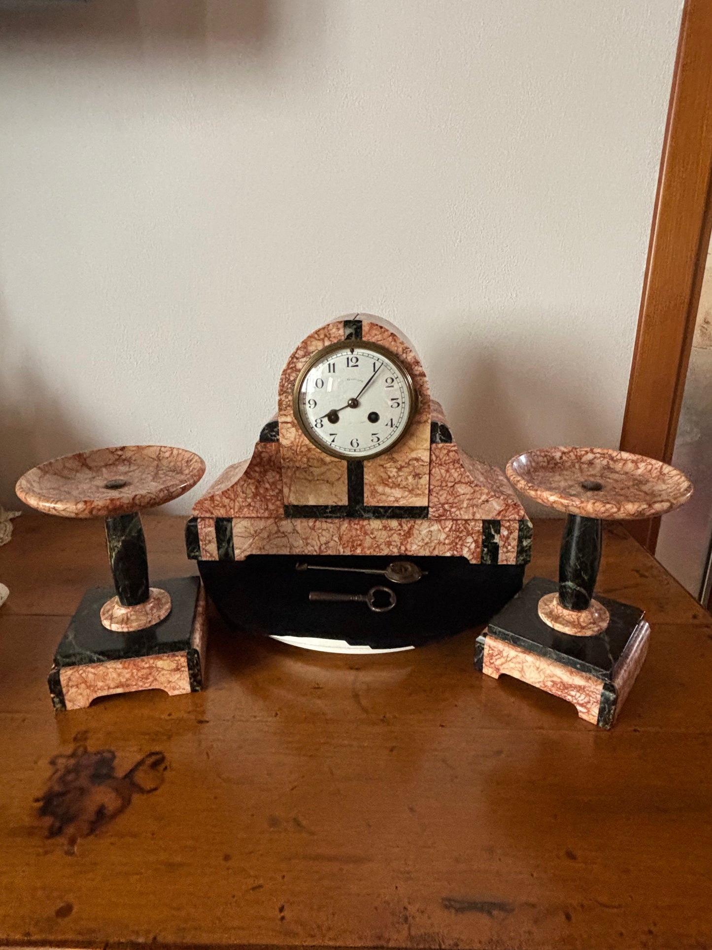 Orologio da camino francese Art Déco in marmo rosa