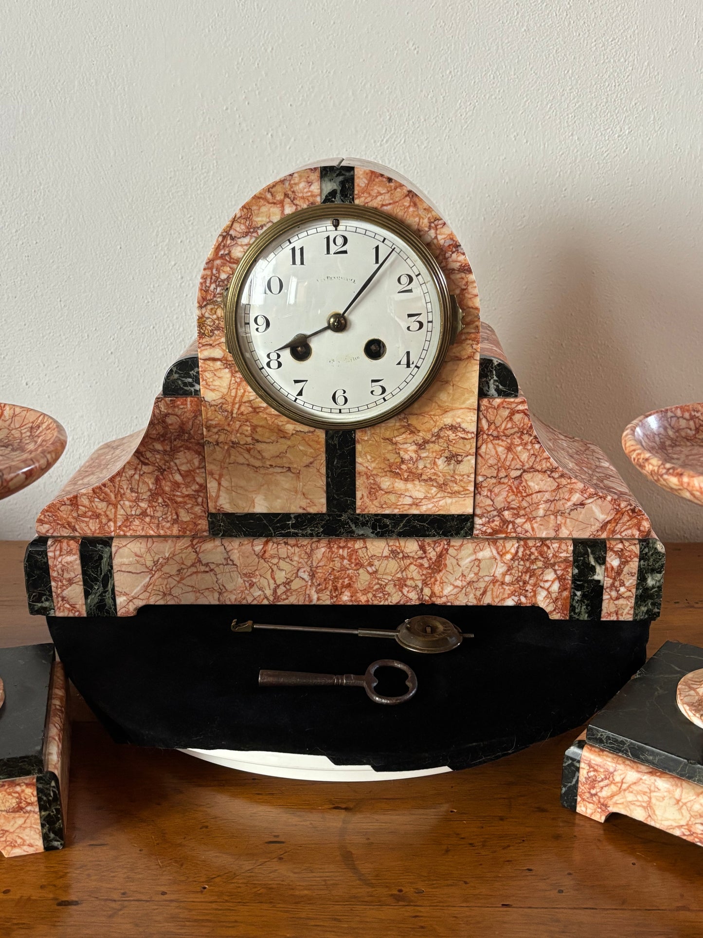 Orologio da camino francese Art Déco in marmo rosa