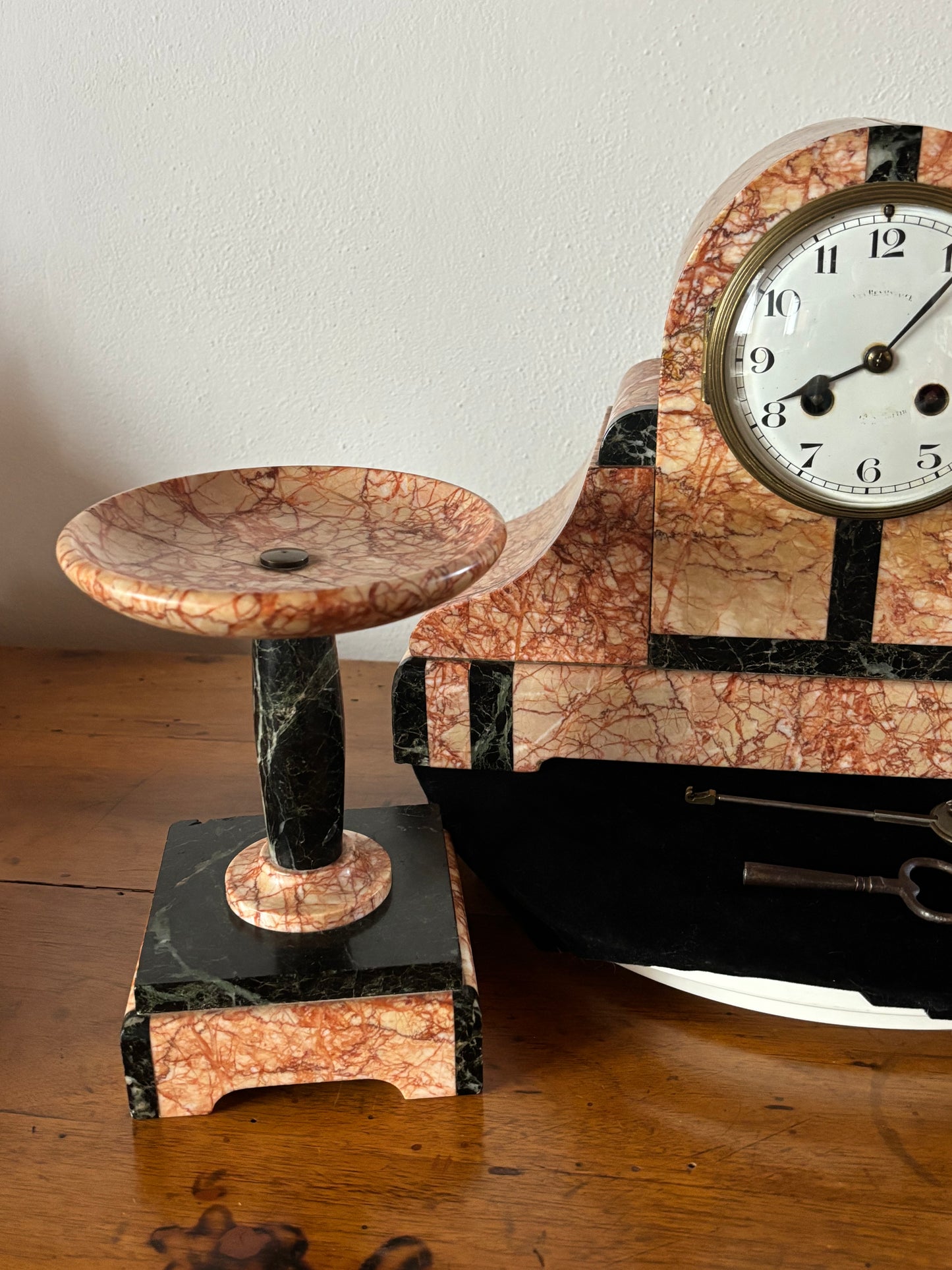 Orologio da camino francese Art Déco in marmo rosa