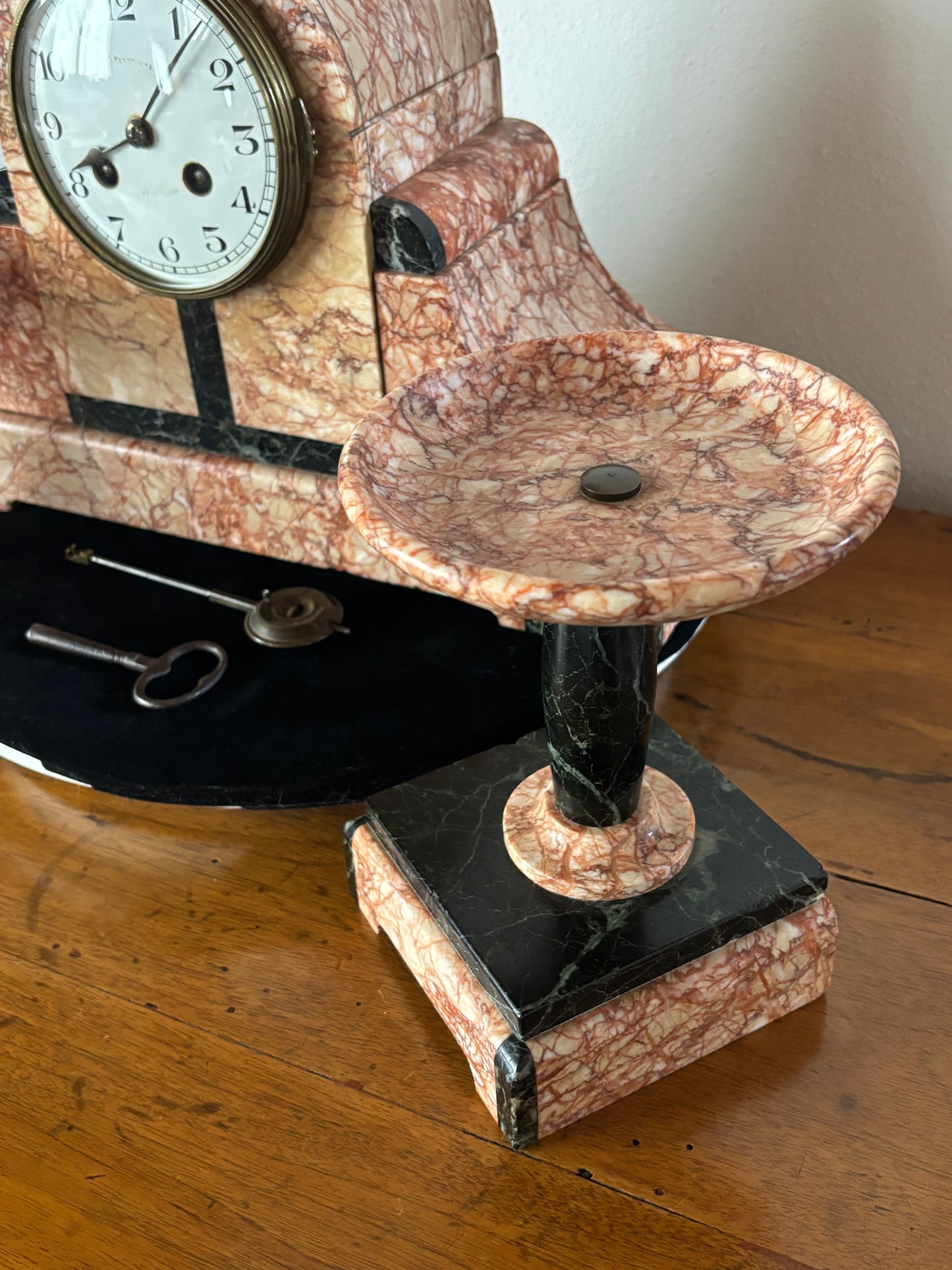 Orologio da camino francese Art Déco in marmo rosa