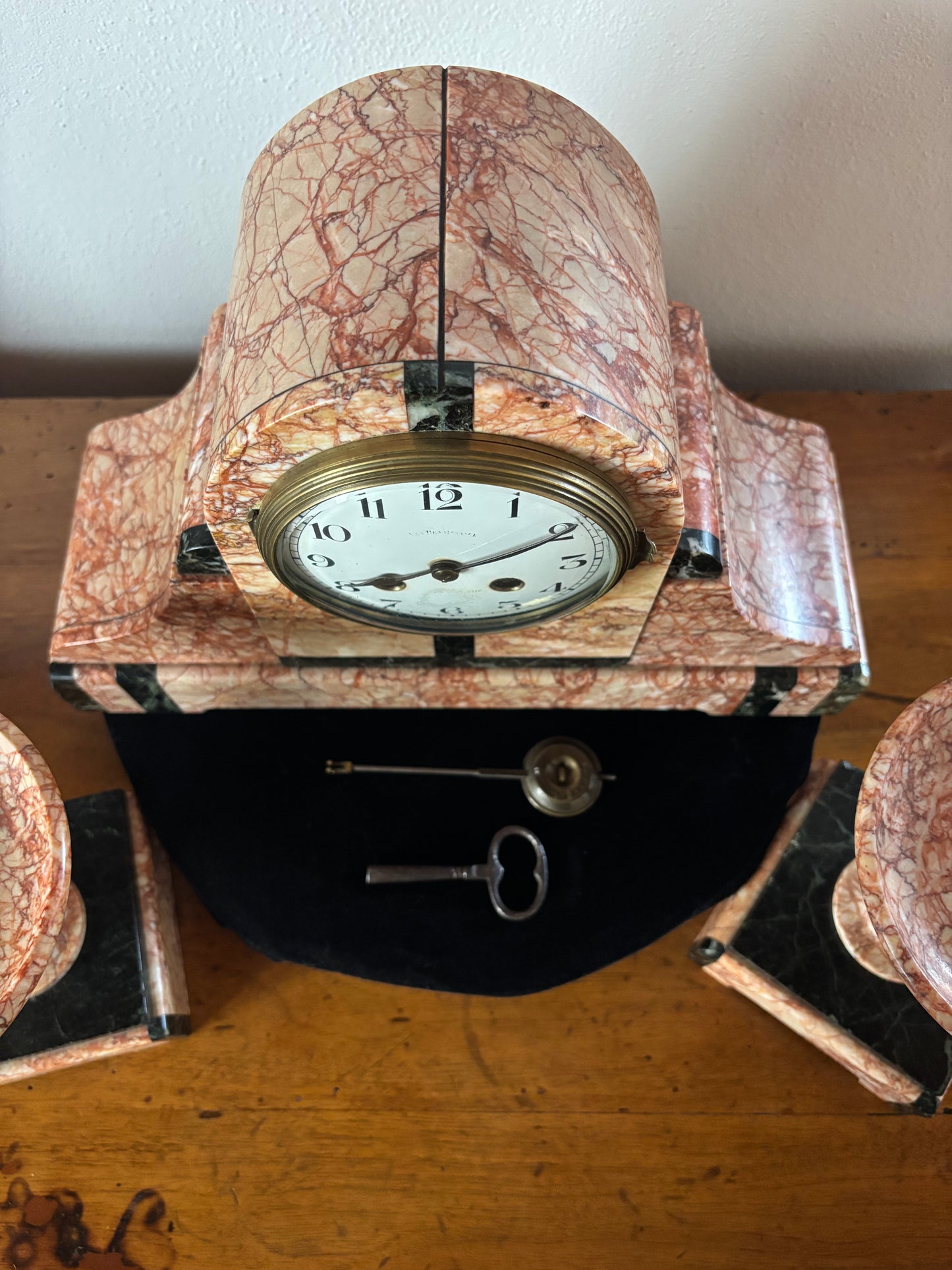Orologio da camino francese Art Déco in marmo rosa