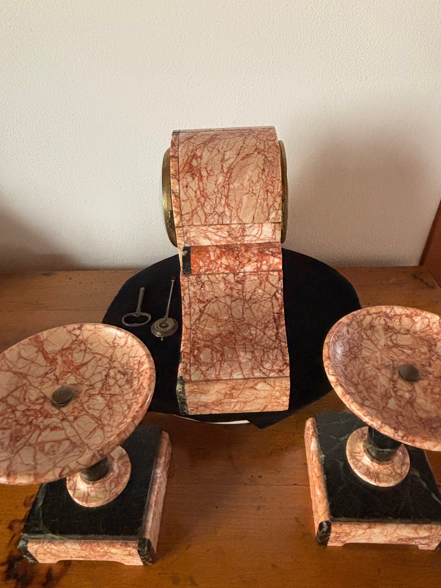 Orologio da camino francese Art Déco in marmo rosa