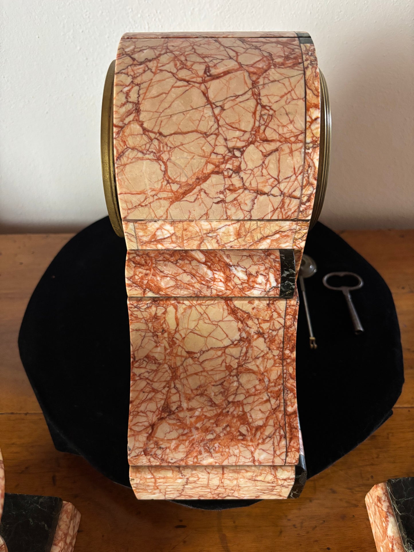 Orologio da camino francese Art Déco in marmo rosa
