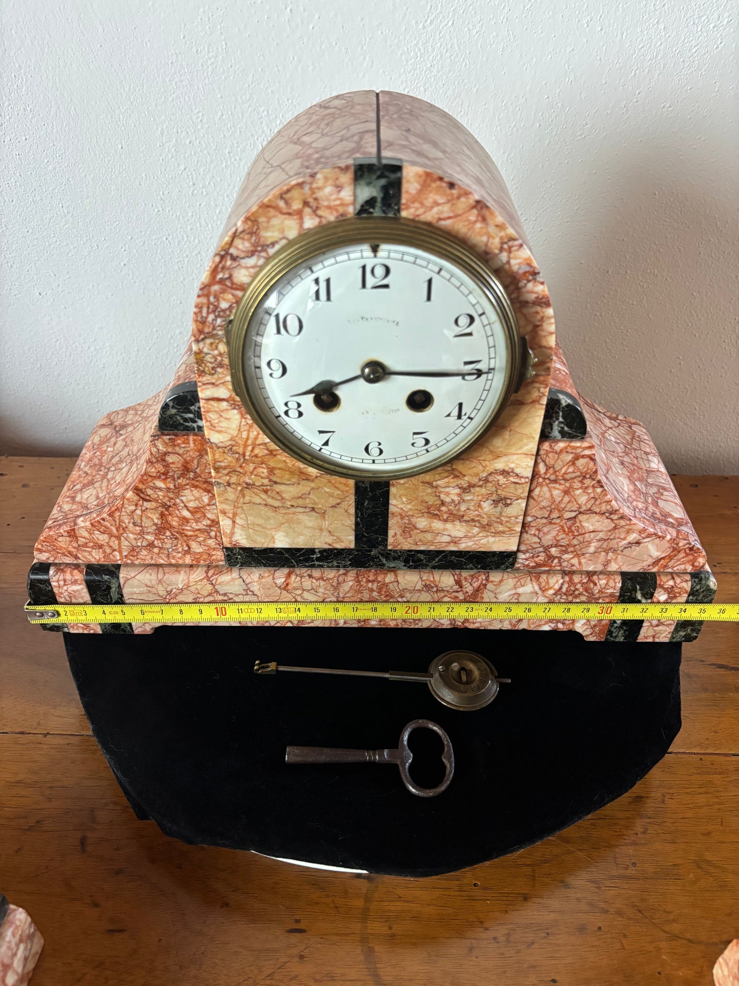 Orologio da camino francese Art Déco in marmo rosa