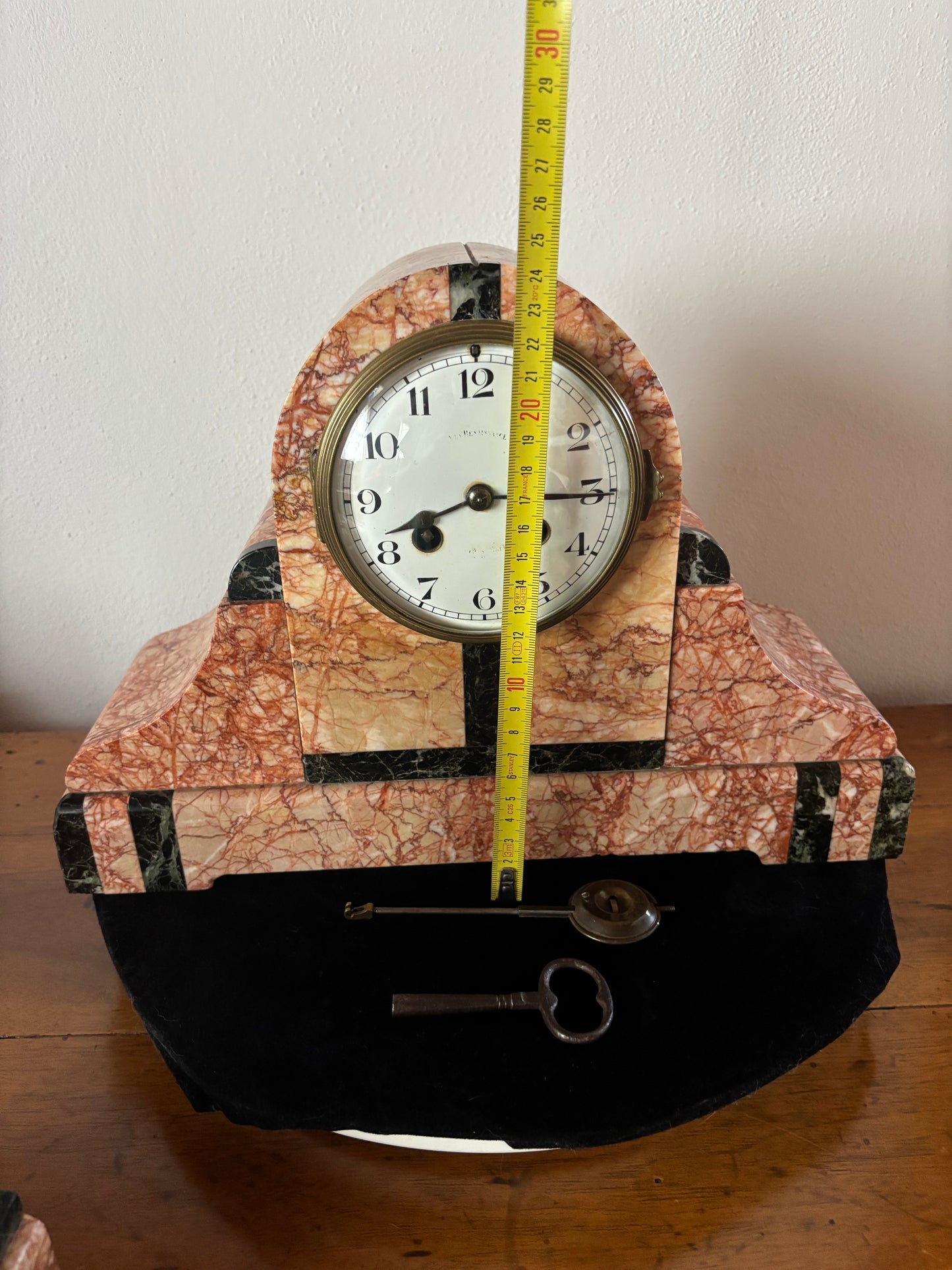 Orologio da camino francese Art Déco in marmo rosa