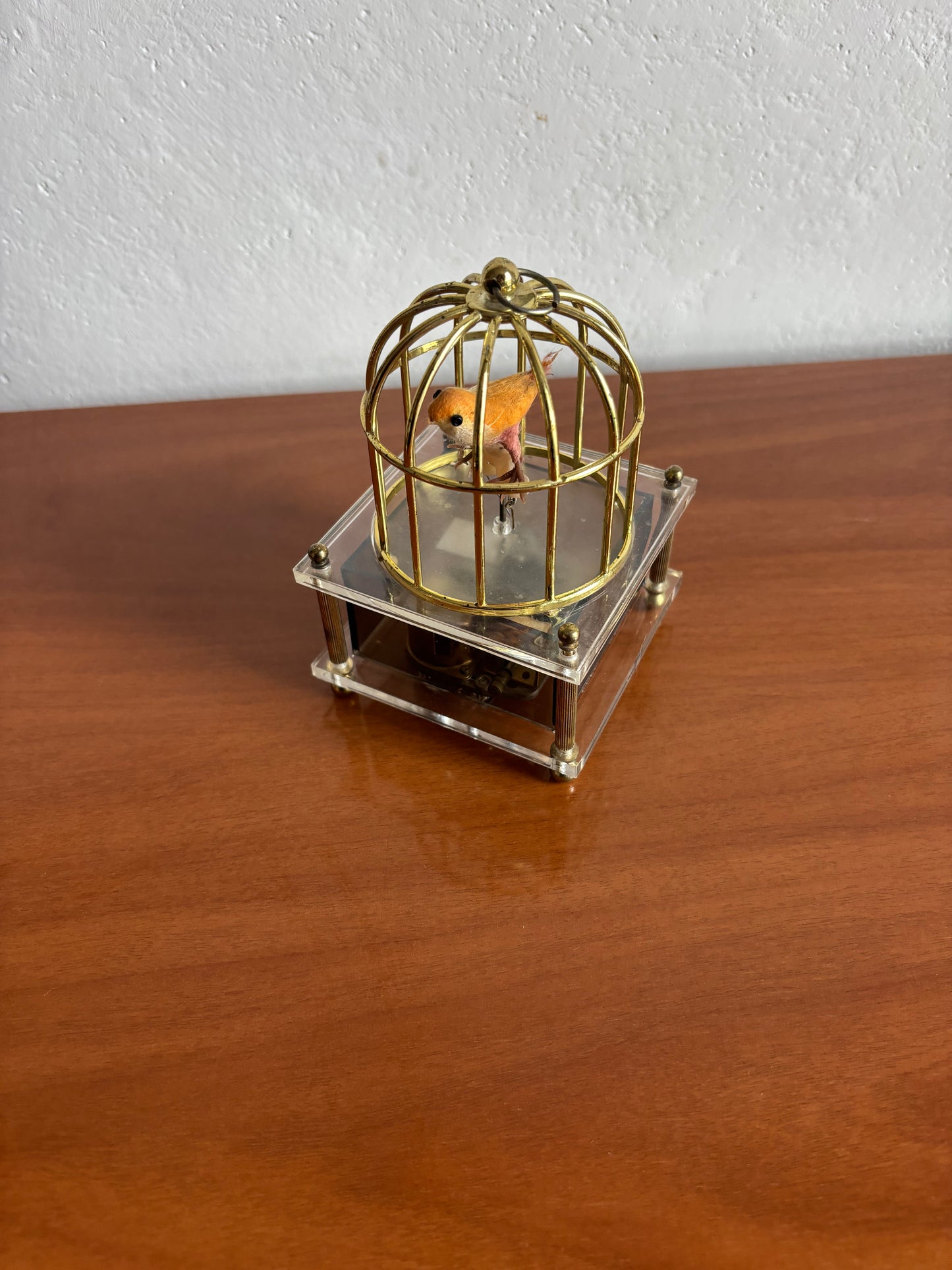 Vogel in Käfig mit Vintage‑Spieluhr
