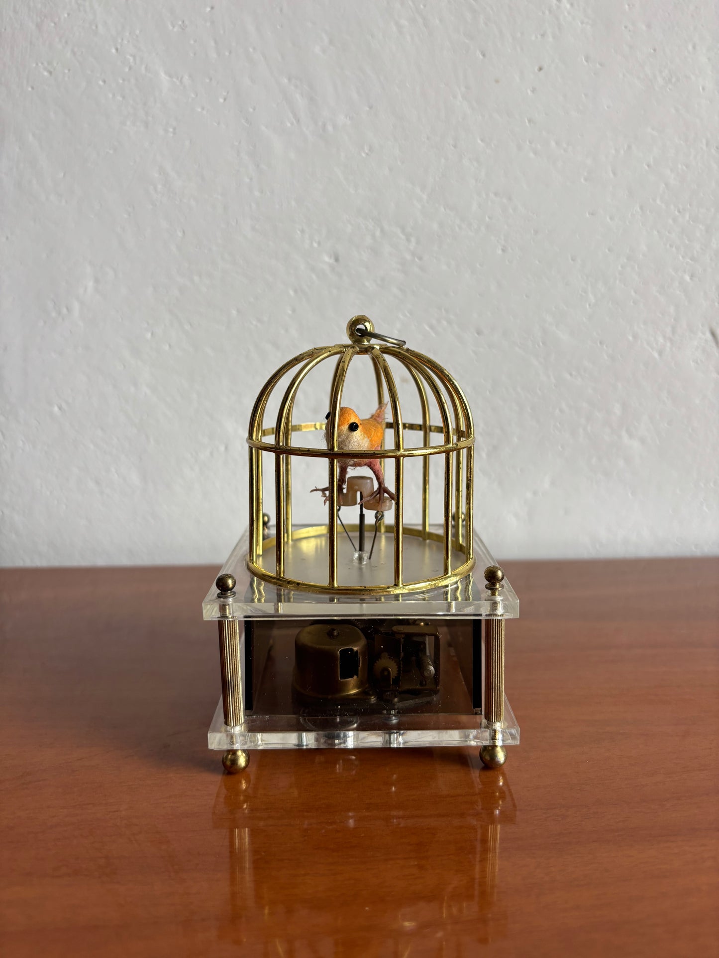 Vogel in Käfig mit Vintage‑Spieluhr